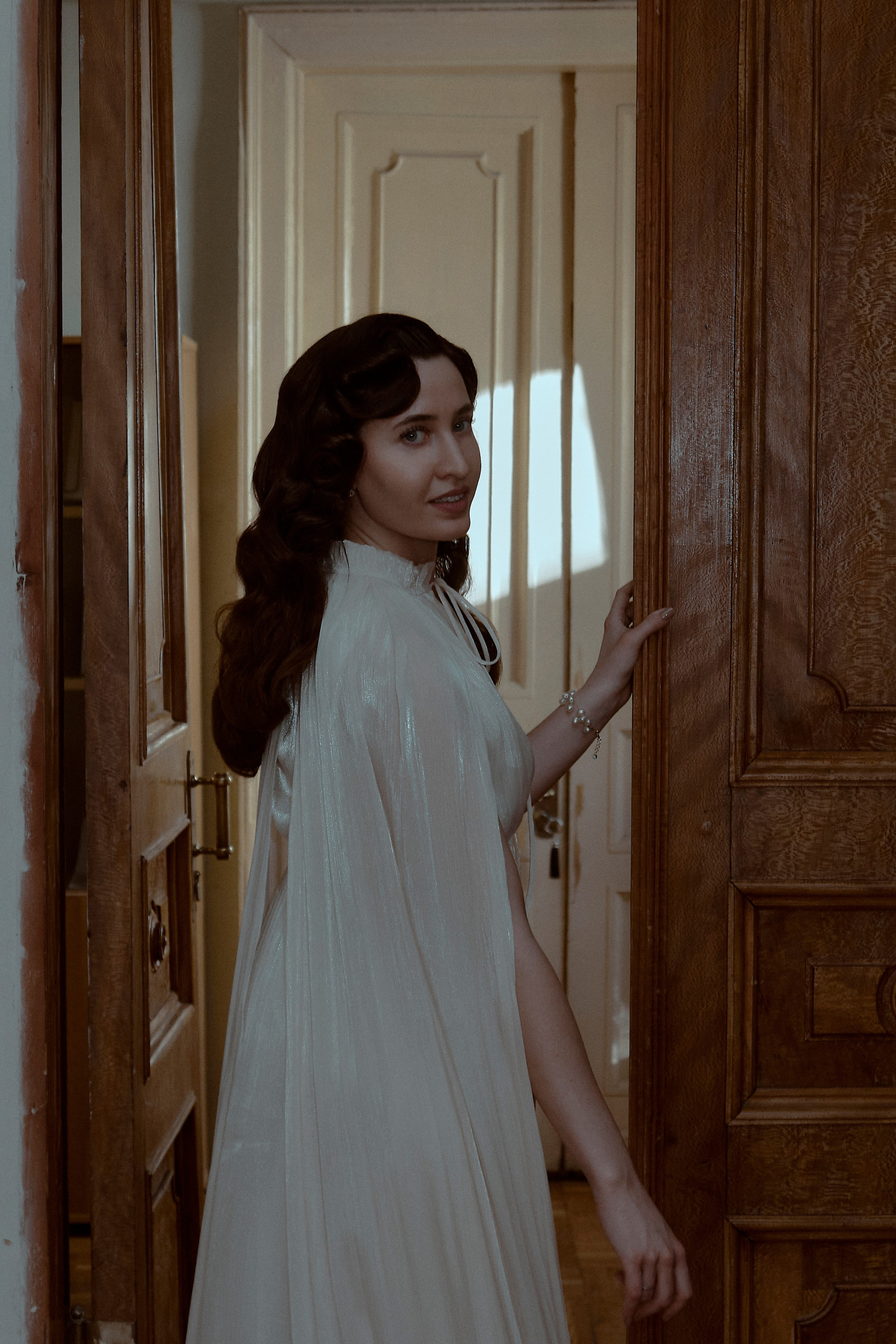 Свадебное лавстори в стенах библиотеки им. Пушкина. Свадебный фотограф в Москве Приятелева Ангелина