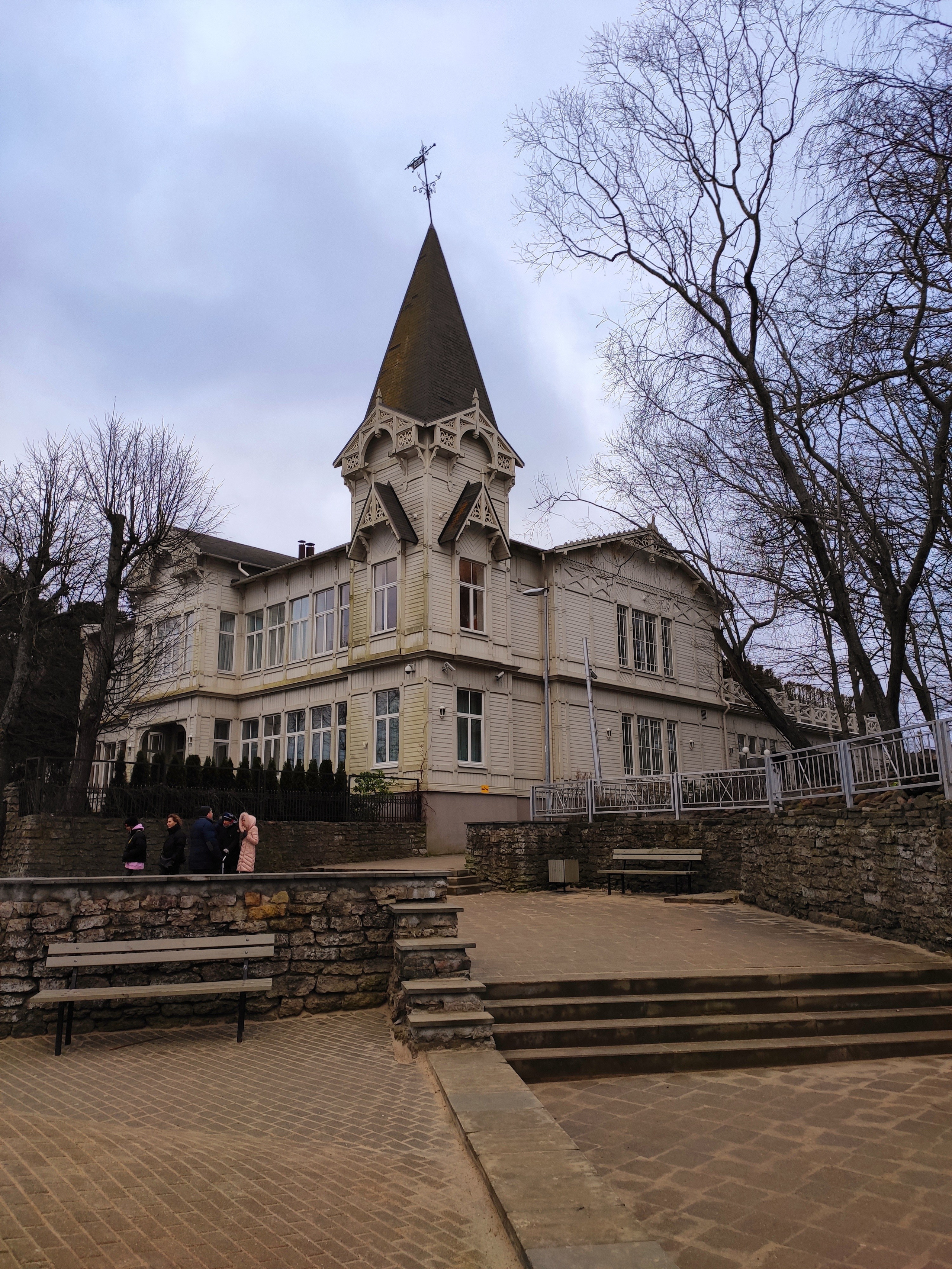 Не представляю, насколько многолюдно здесь летом, но в начале января - идеально