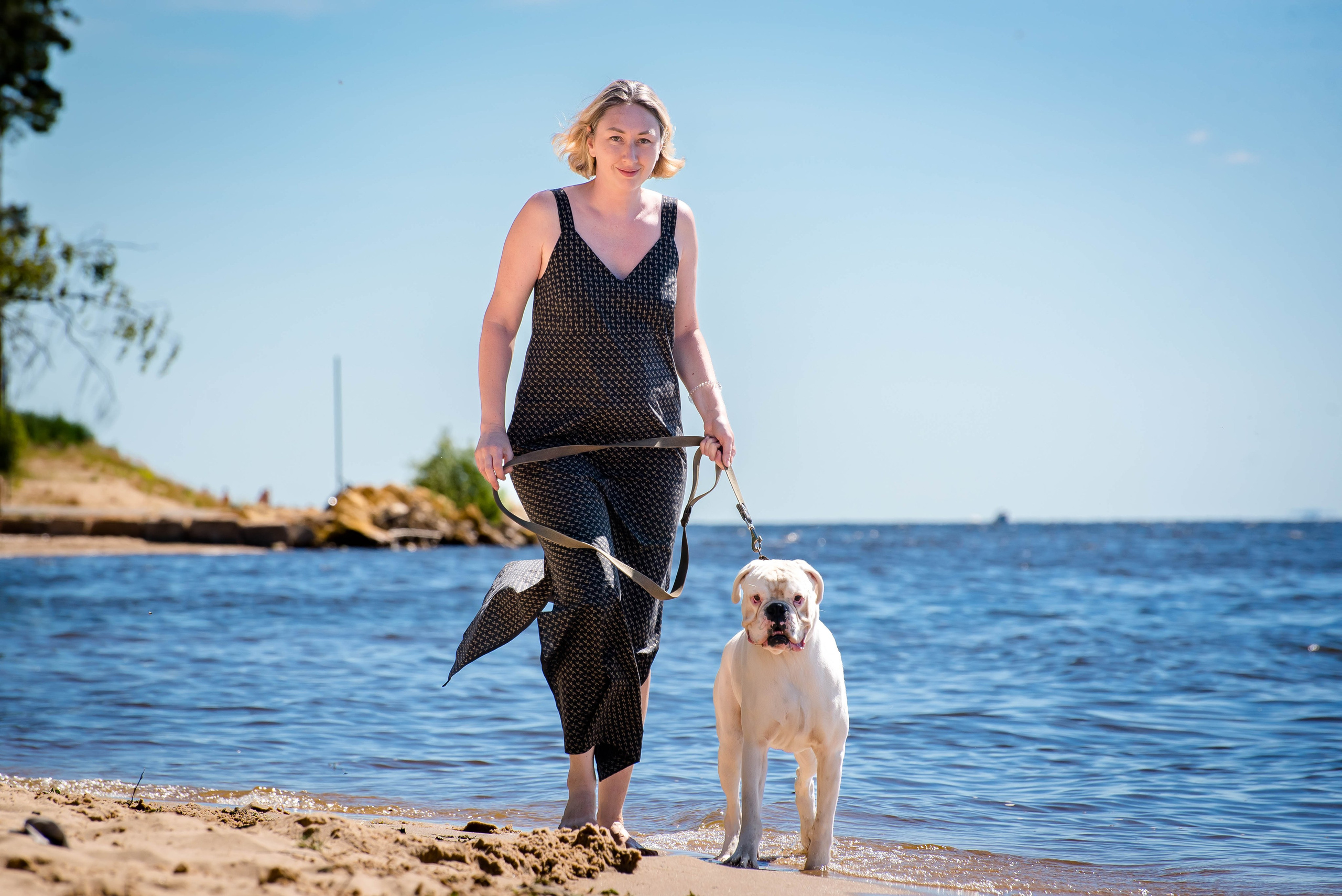 Фотосессия с собакой на берегу. Фотограф Макс Огурцов в Нижнем Новгороде