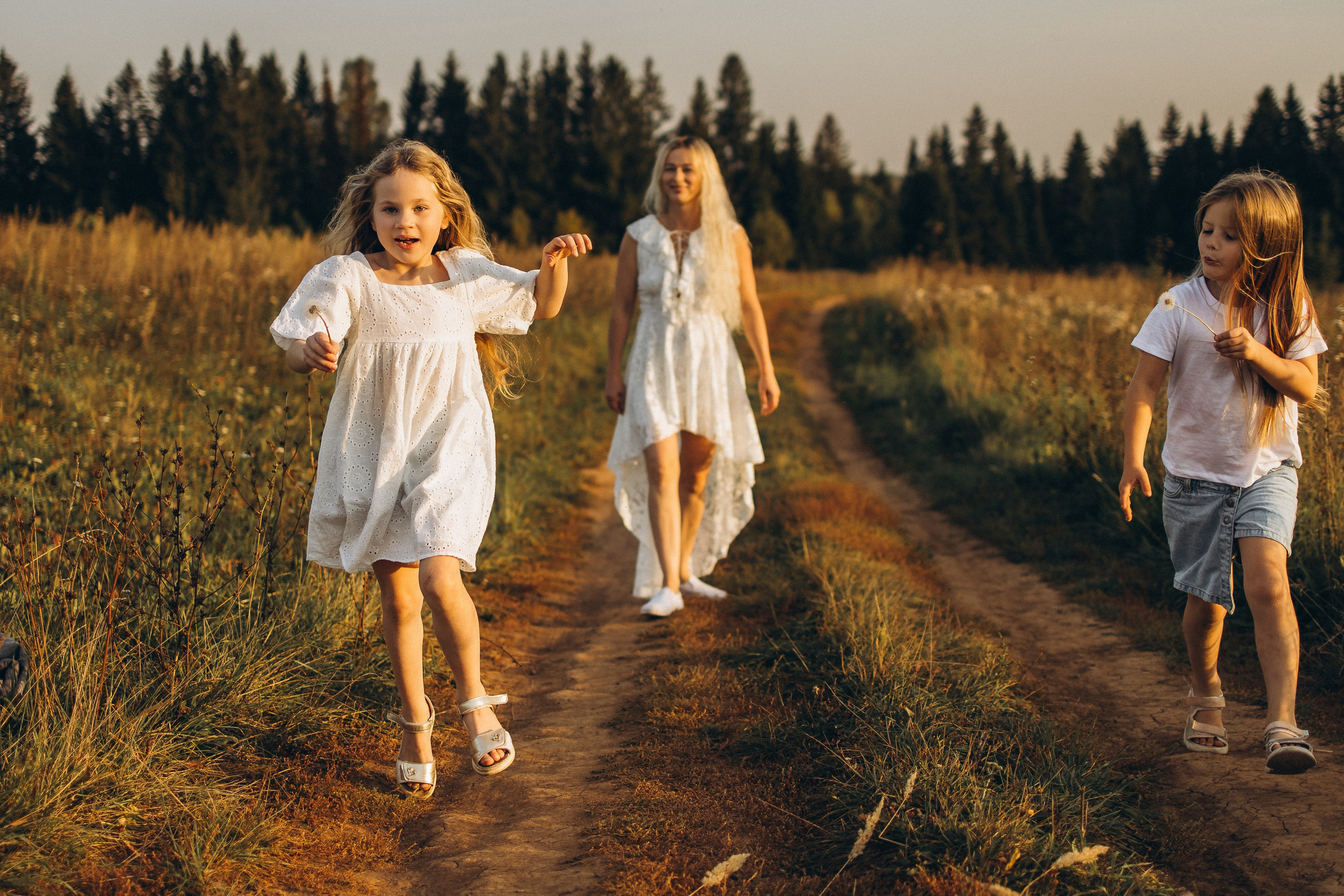 Семейная фотосессия, а природе в поле в Ижевске