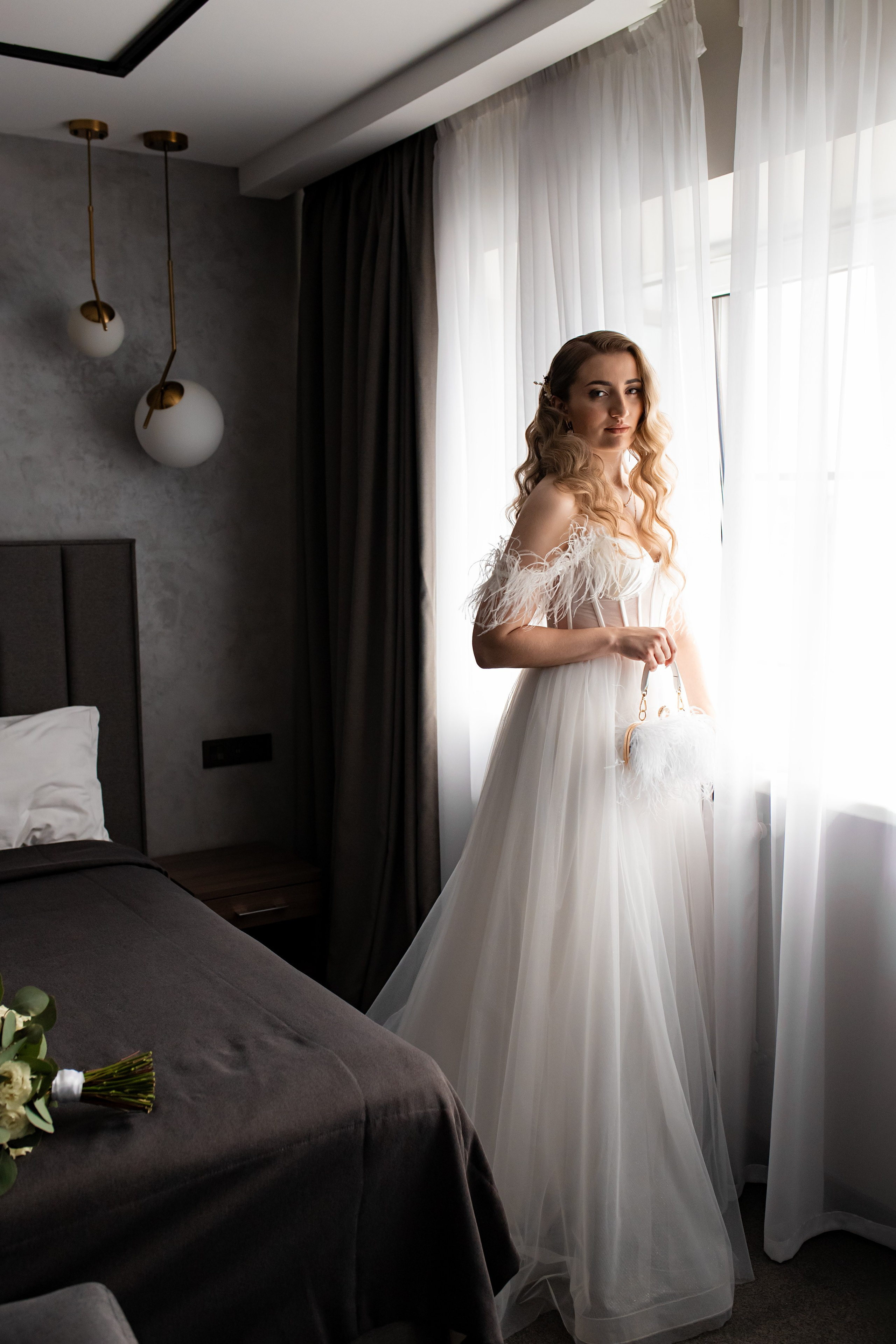 невеста возле окна