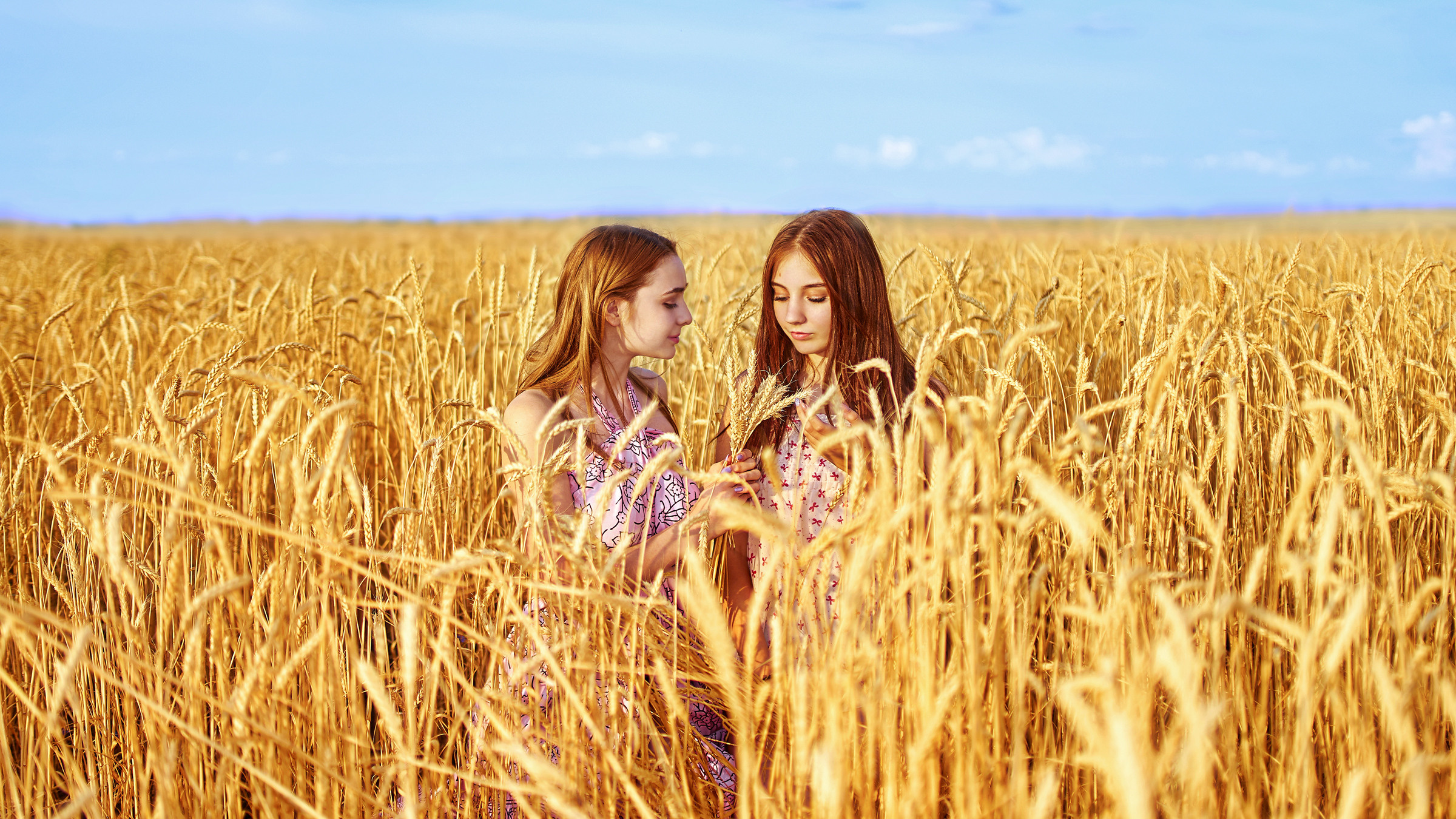 Алена и Даша в поле
