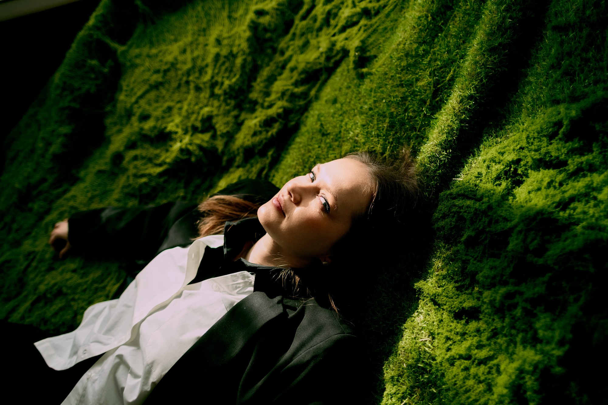 Минималистичный портрет с акцентом на текстуру растений и мягкий свет