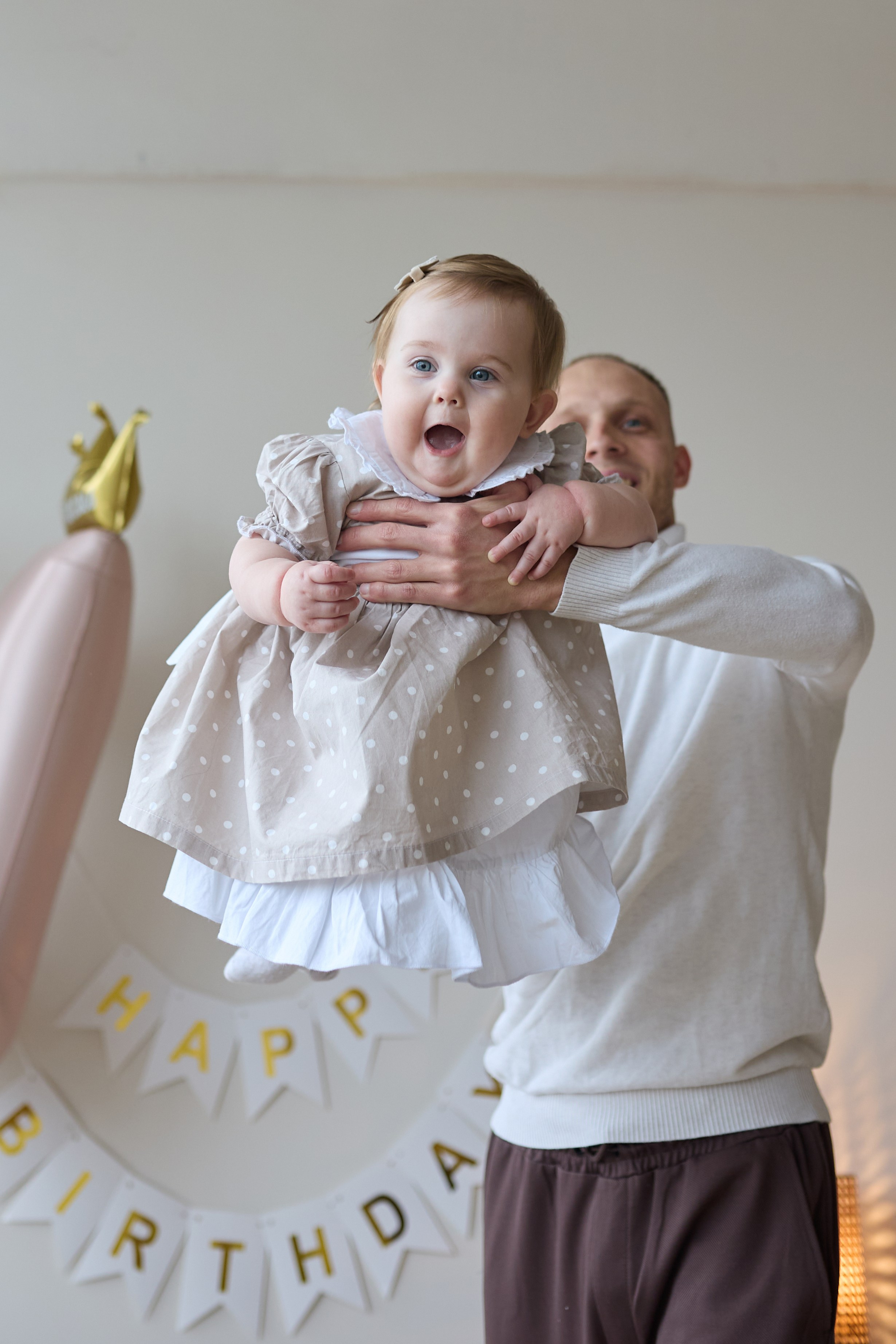 Новогодняя семейная фотосессия на годик в студии Forest