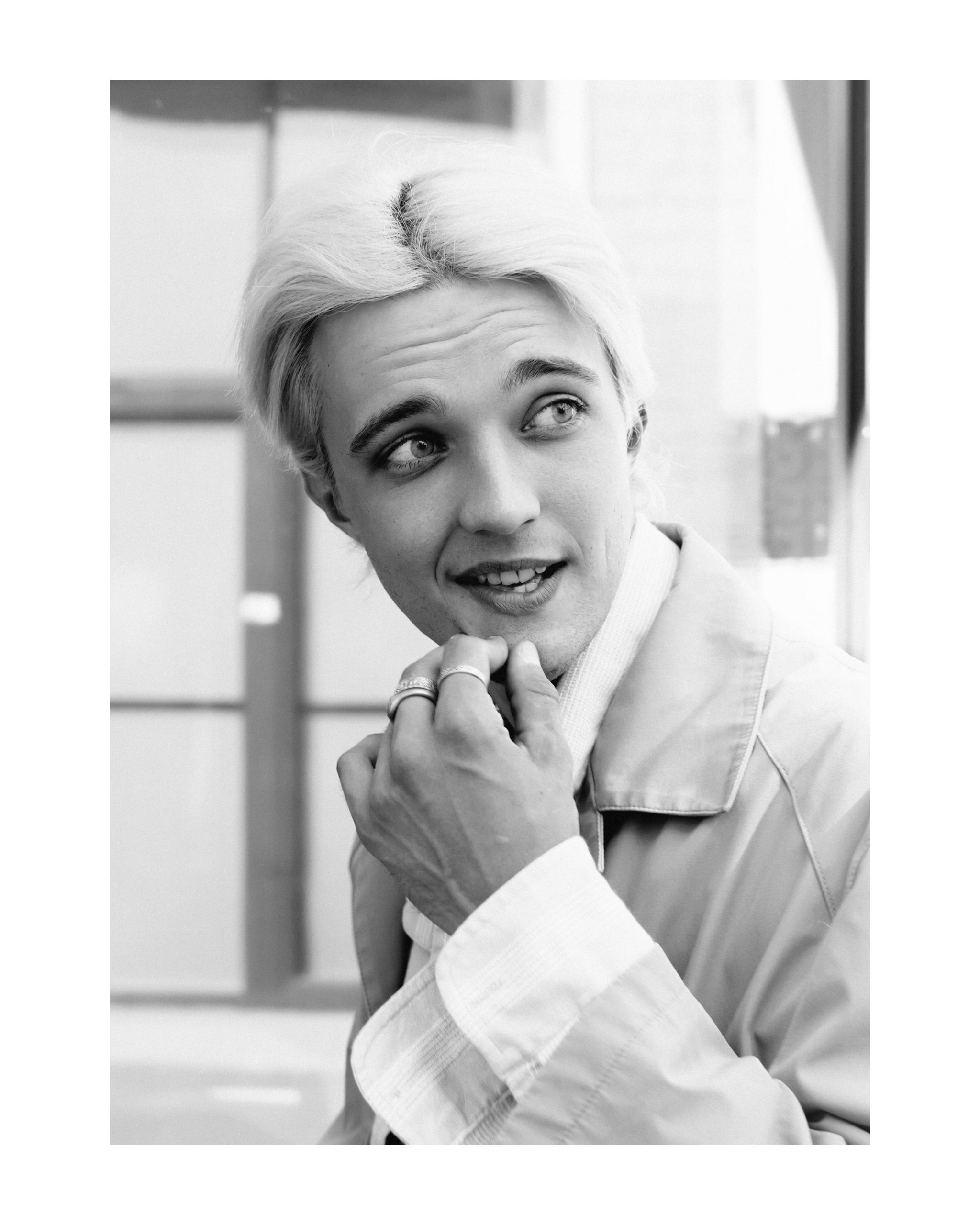 черно-белое фото парня в ретро-стиле