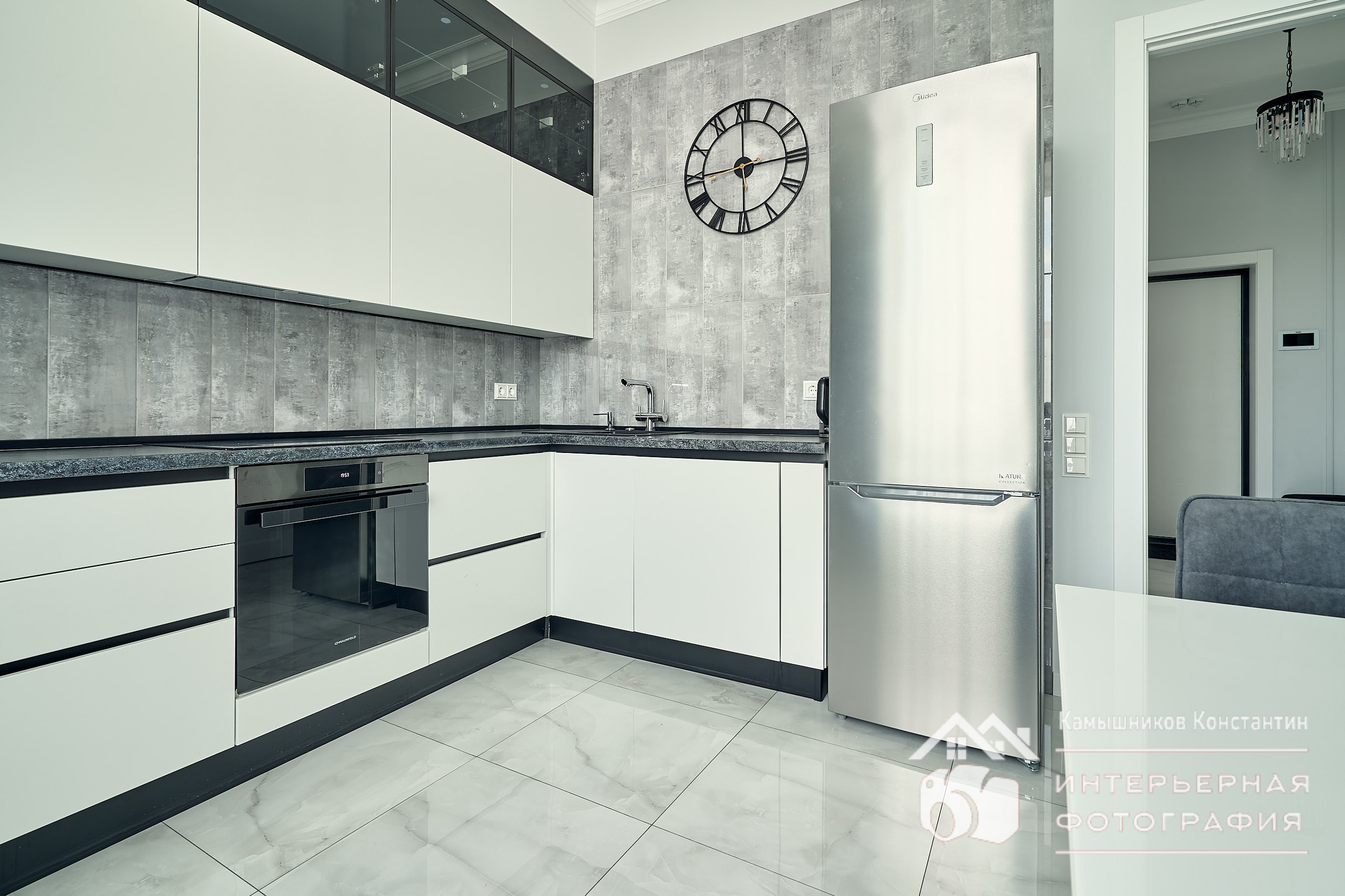 Интерьерная съемка квартиры в ЖК бизнес-класса в Москве, диагональный ракурс общего плана кухни от окна