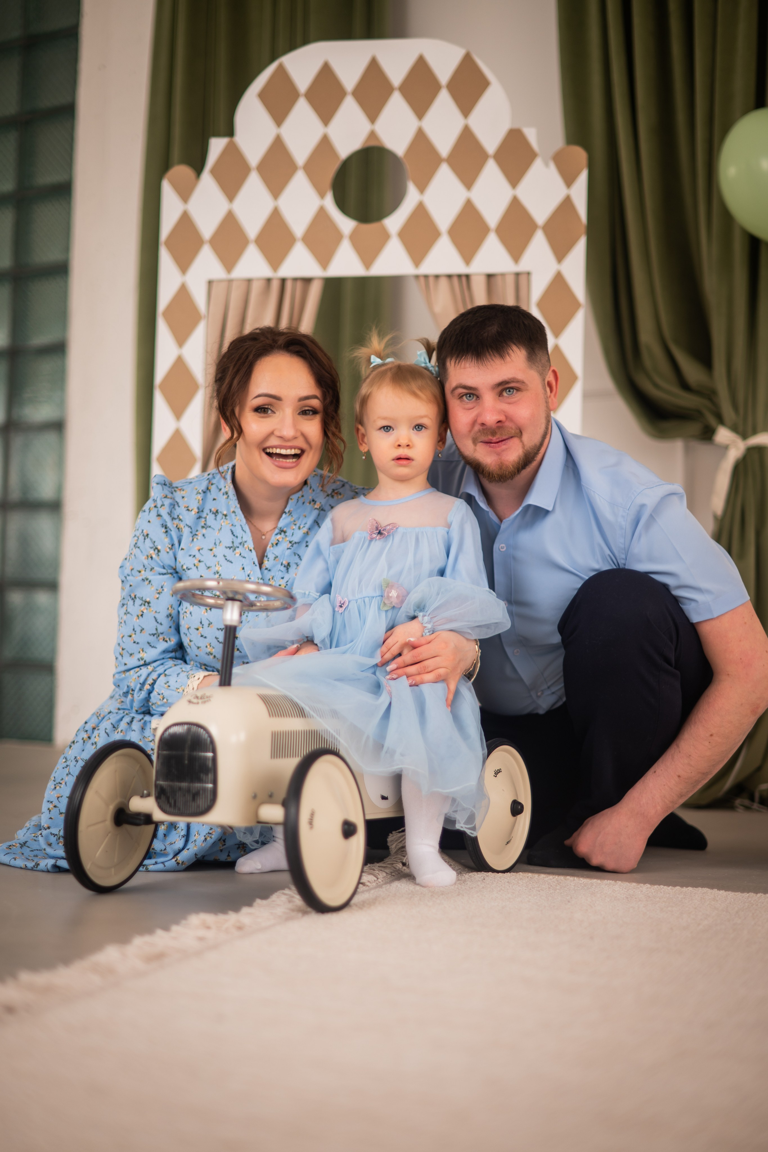 Александр и Анастасия и доченька Юлечка (1). Я Ольга Казанцева, фотографирую снимаю ваши киноистории и печатаю фото и цифровые портреты на холсте