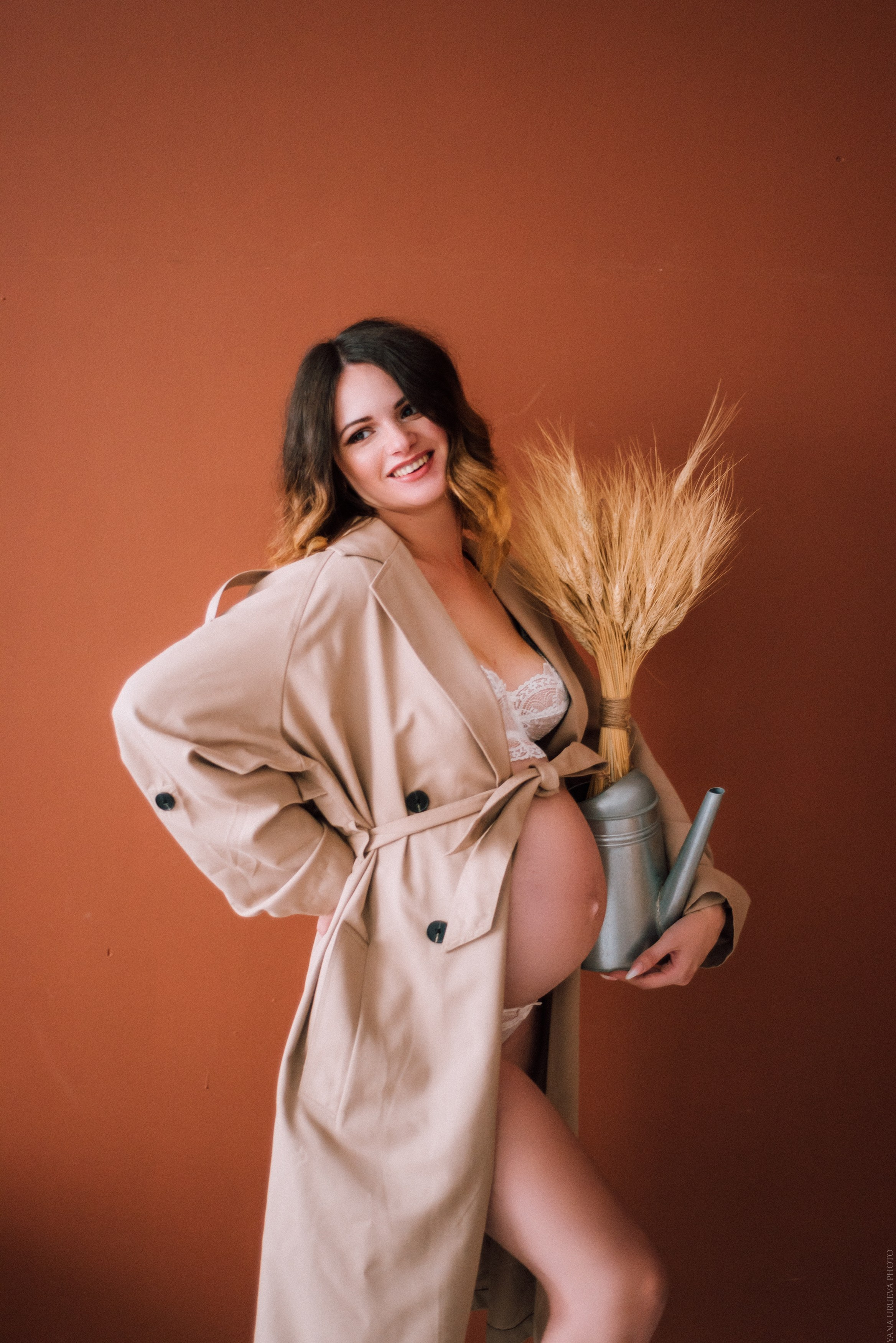 фотосессия беременности в белье и тренче