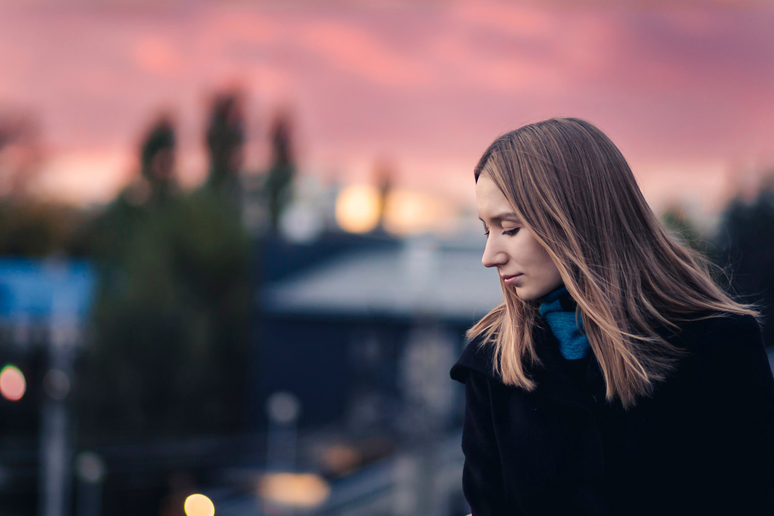 фотосессия на фоне вечернего неба 