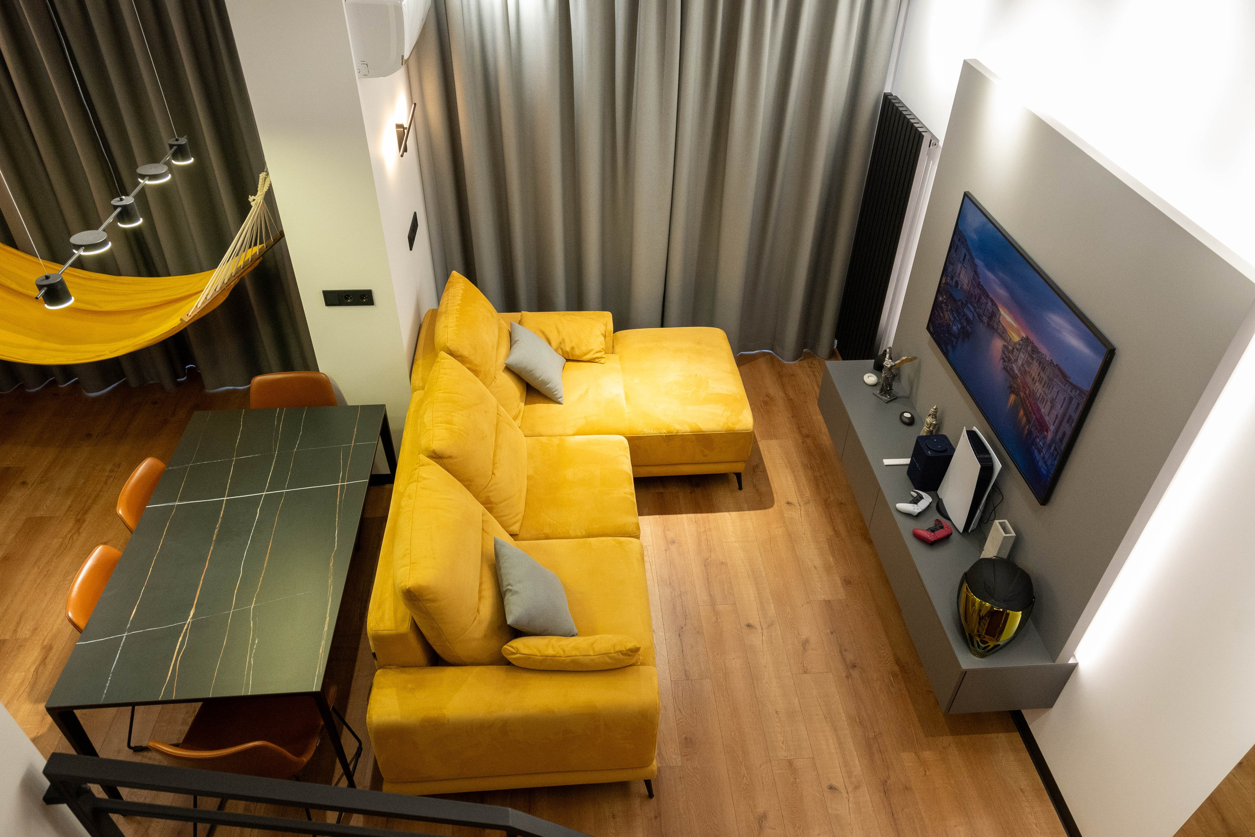 The apartment is on two levels. Fotograf Dmitrii Donets