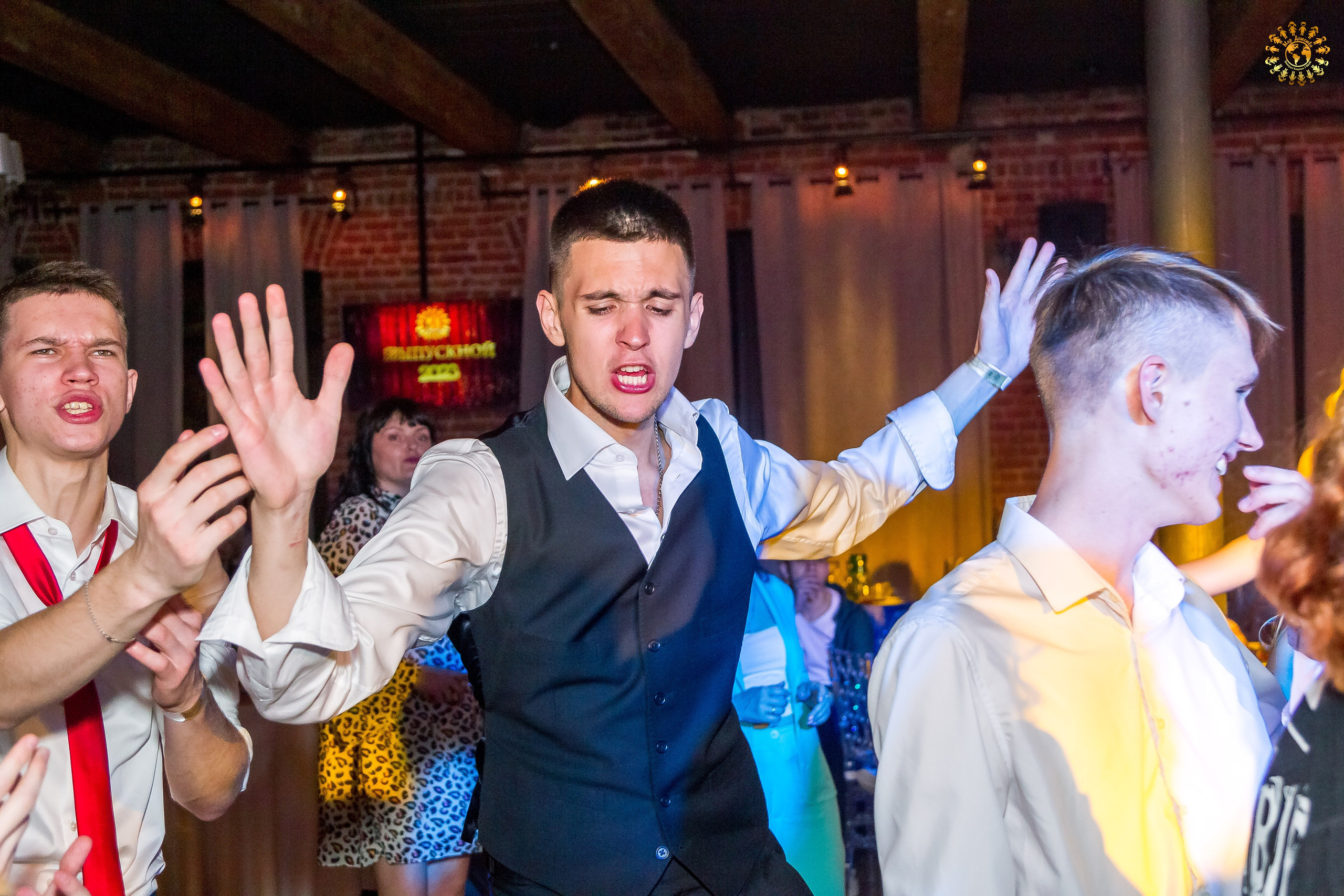 Выпускной 2023 (11-е классы) клуб «Джаггер», Москва. Репортажная съемка в Москве и области. Анималистика