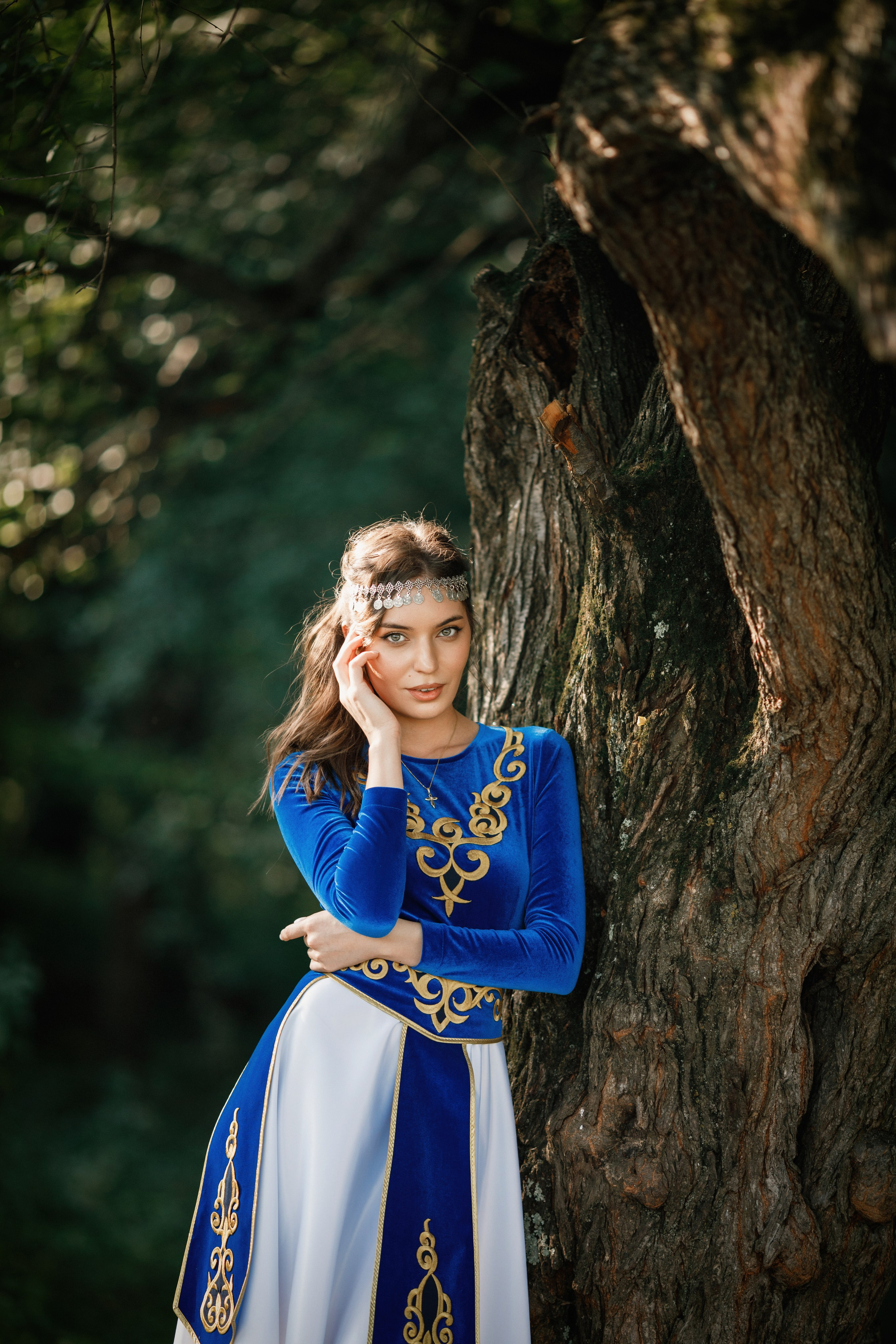 Индивидуальная фотосессия в горах, в армянском национальном платье. Фотограф во Владикавказе Юрий Геворгизов