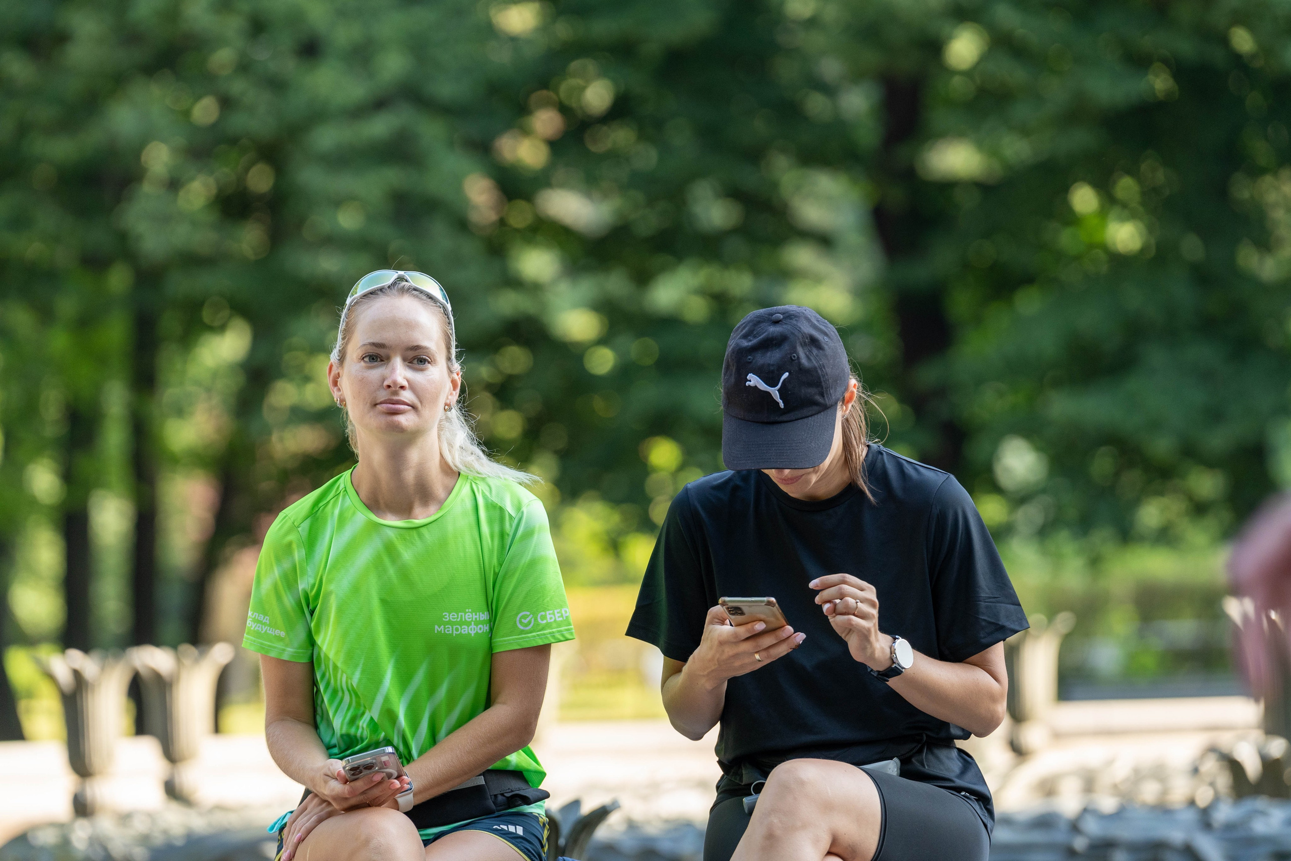 Две участницы забега 5 верст в Московском парке Победы, спортивный фотограф Санкт-Петербург.
