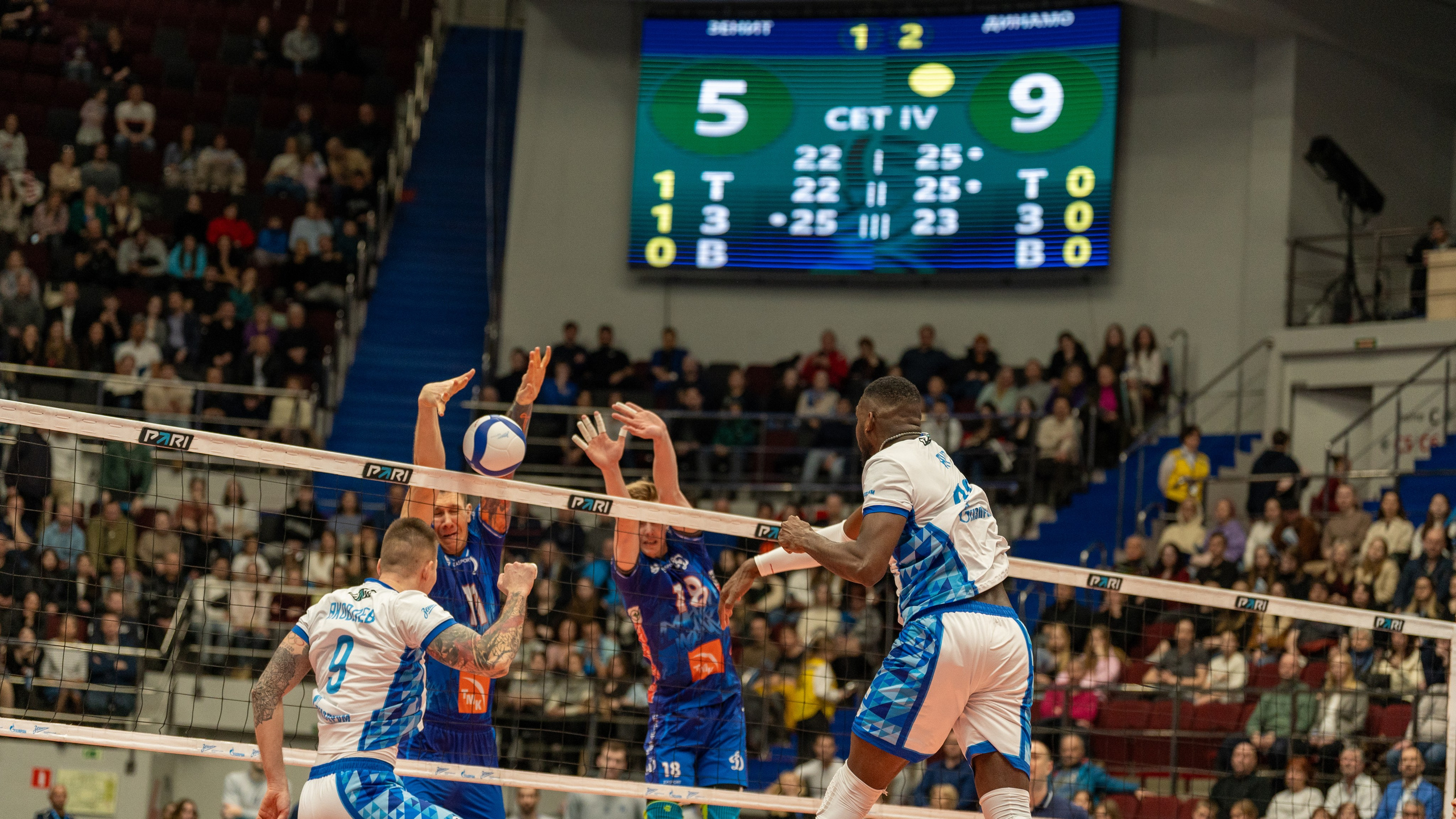 Мощная атака «Зенита» СПб сквозь блок «Динамо» — динамичная спортивная фотосъёмка матча в Санкт-Петербурге.