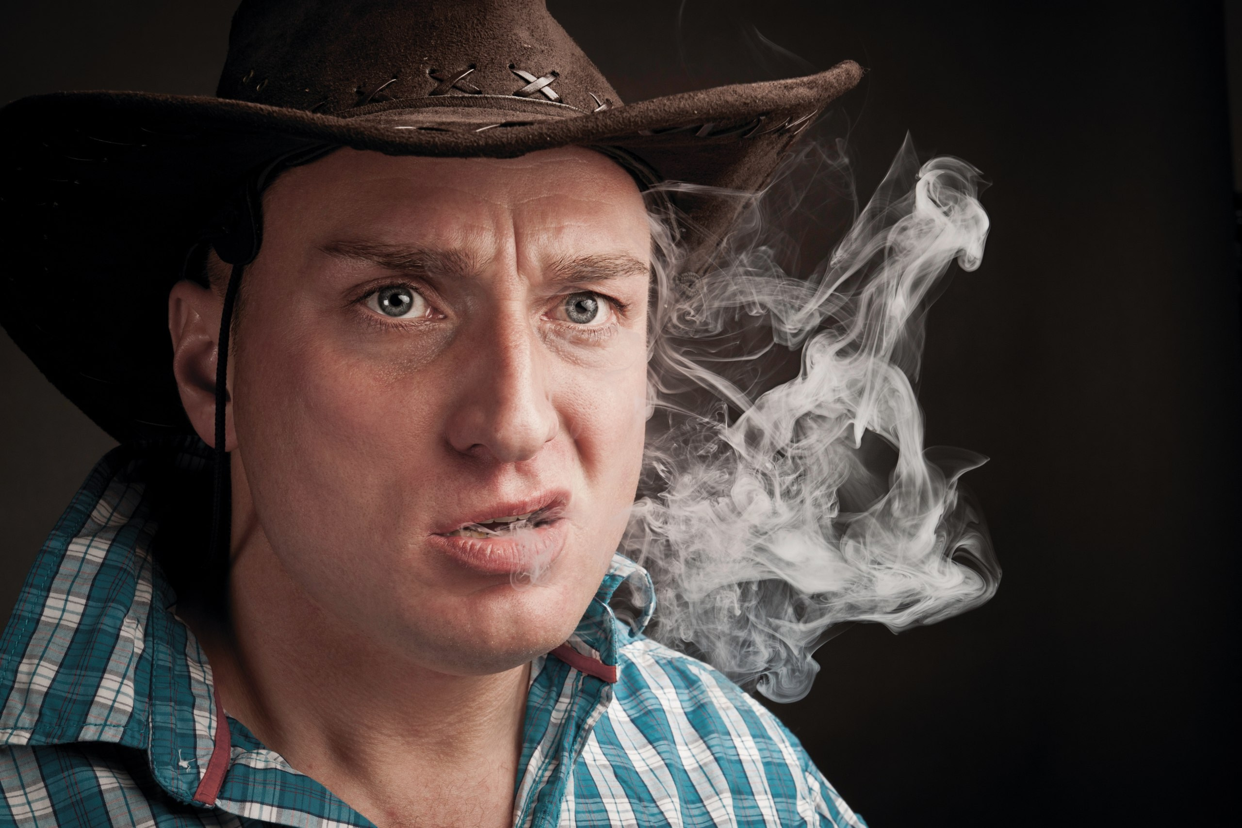 Необычная портретная фотосессия ковбоя в дыму и в шляпе