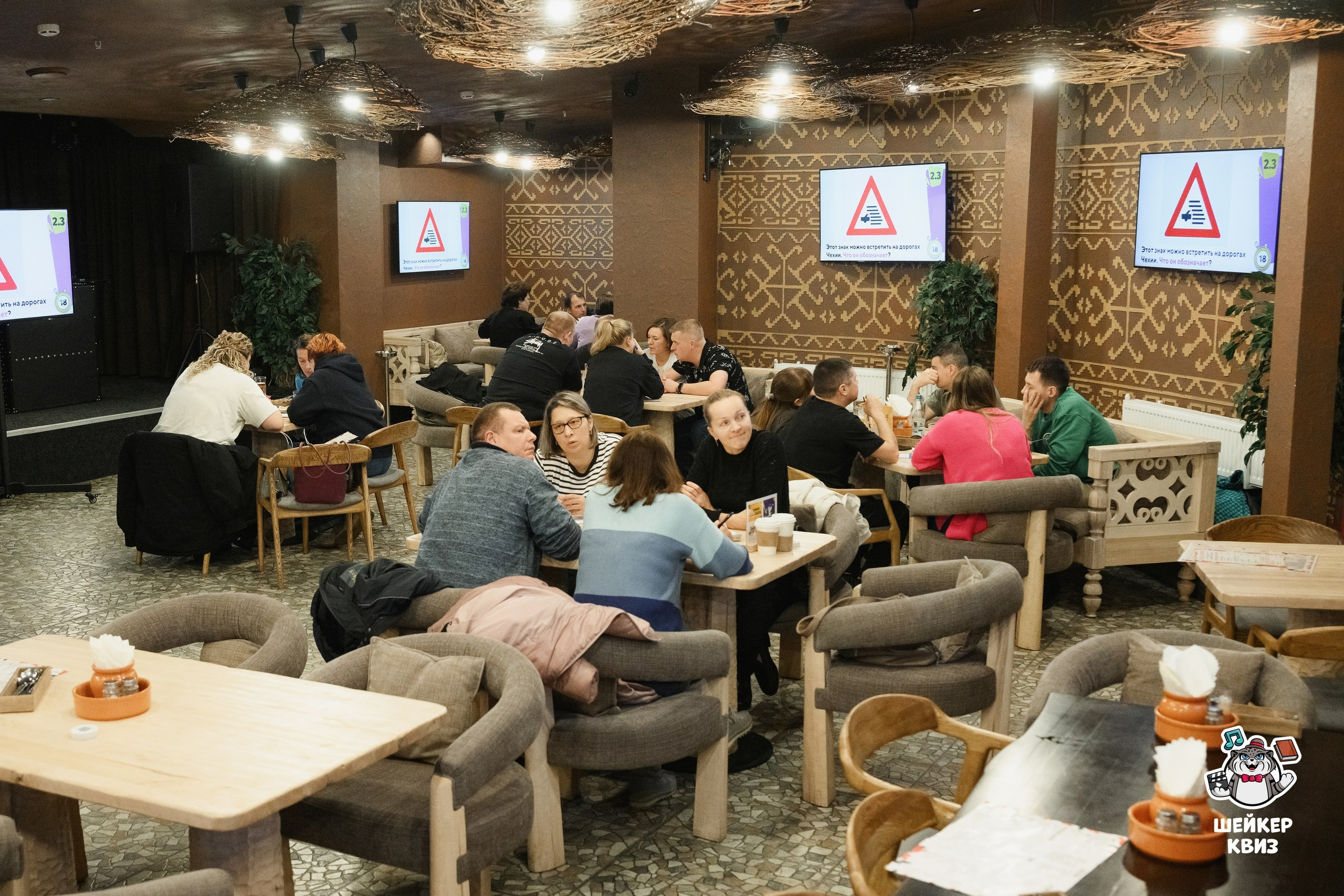 Профессиональная съемка квиза в кафе. Фотограф Камчатка Тимофей Тимофеенко