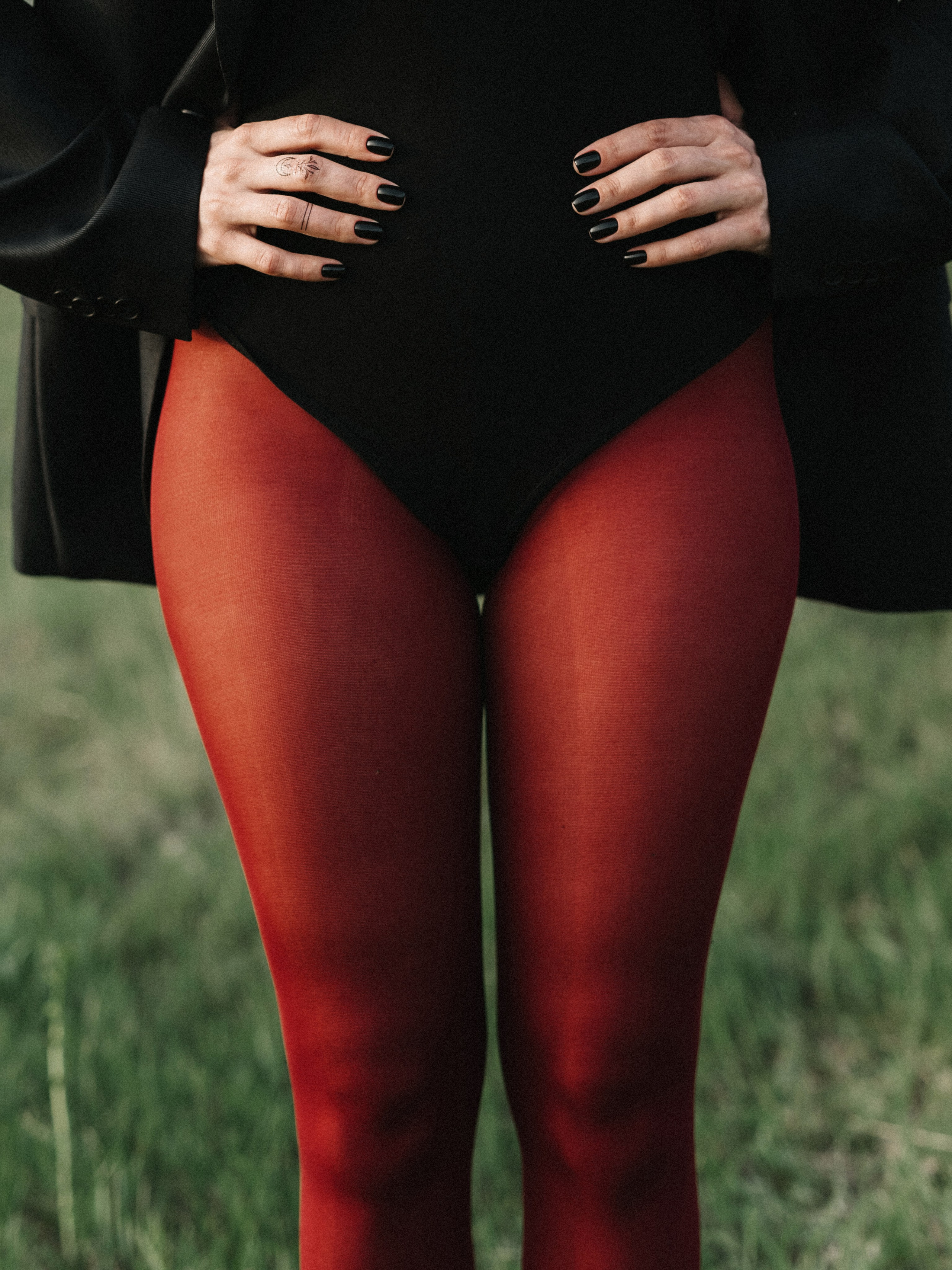 красное, фотосессия, портрет женский, портретная фотосессия, фотосессия на природе, идея для фотосессии, красные колготки 