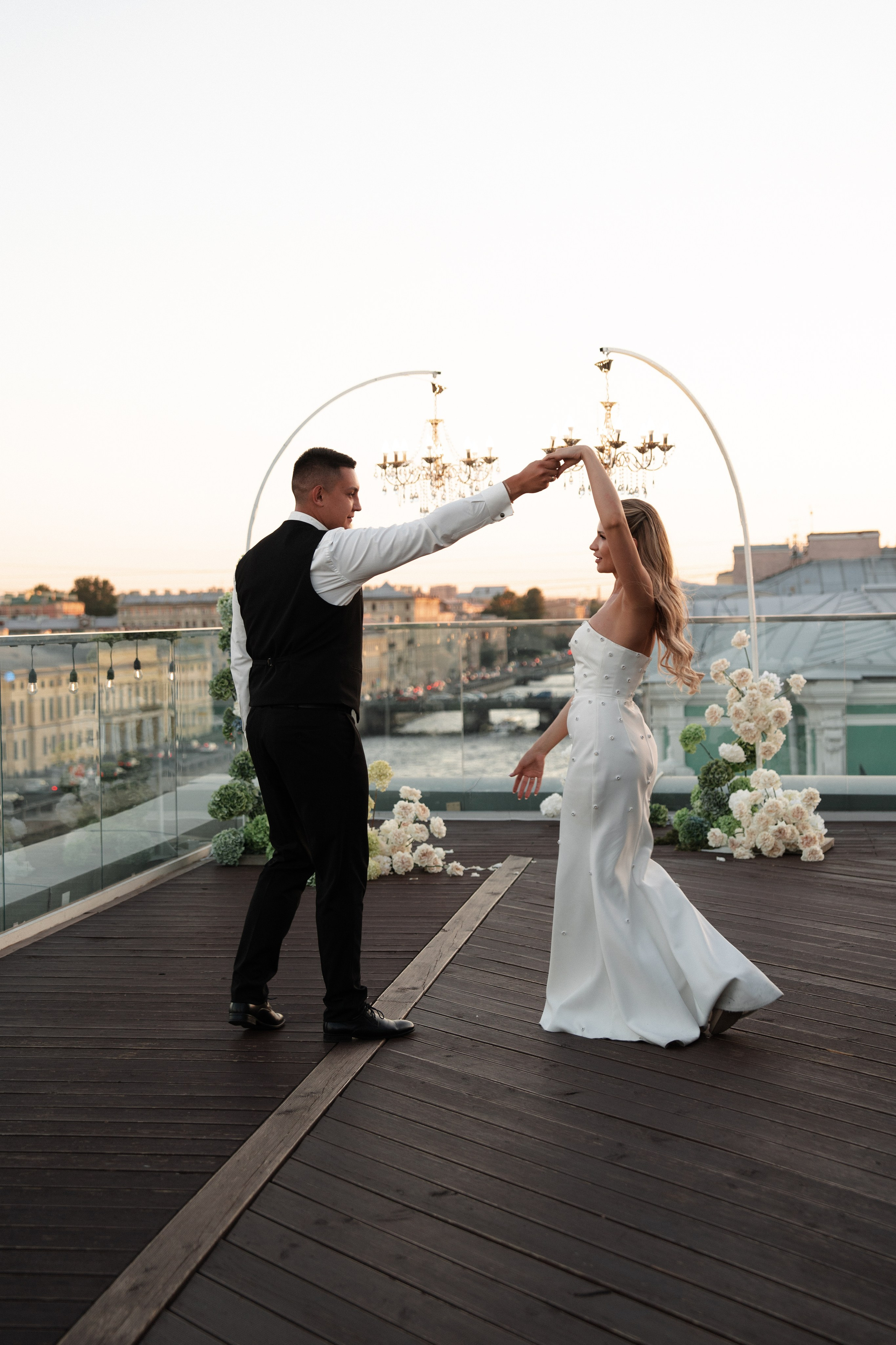 Виктория & Роман. Камерная городская свадьба в видовом ресторане в стиле современная классика. Свадебный фотограф организатор в Санкт-Петербурге Ассоль Опарина