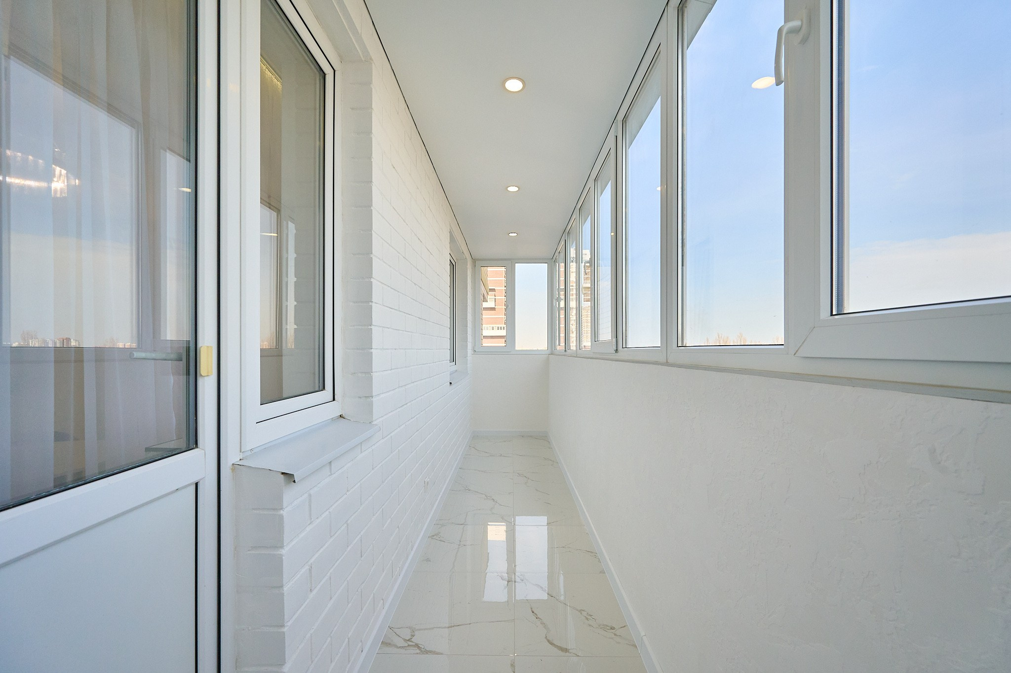 белый большой балкон панорамные окна 