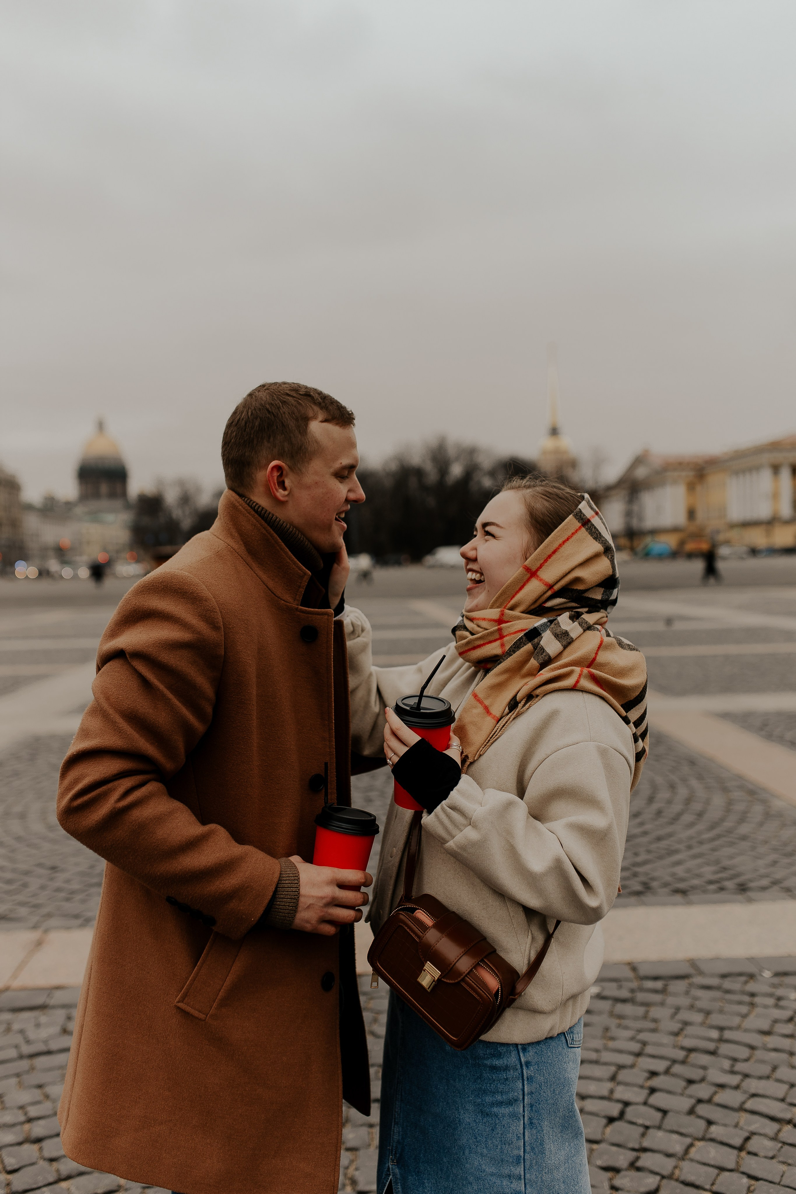 Пара гуляет по Петербургу. Фотограф в Санкт-Петербурге Лиза Семченкова