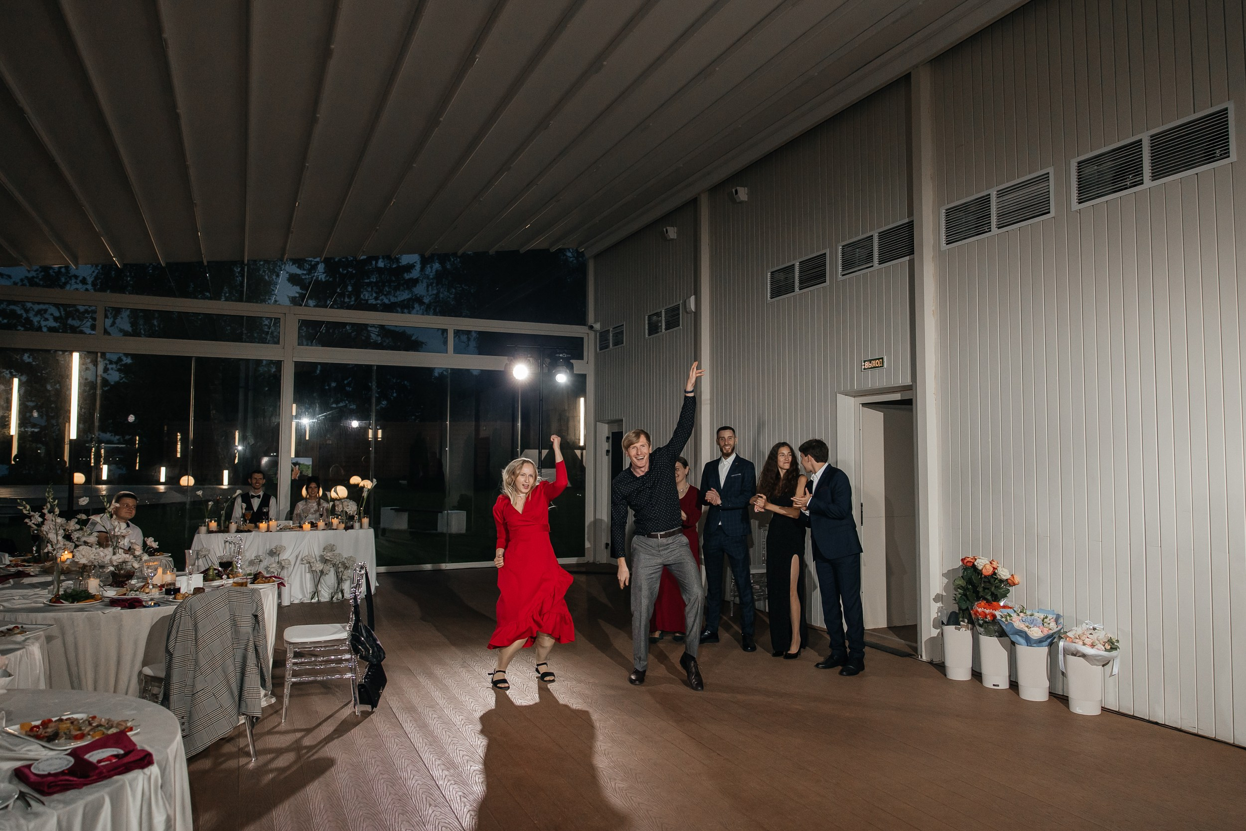 Свадебные танцы на площадке THE SUN LAKE VERANDA EVENT на озере Сенеж Солнечногорск