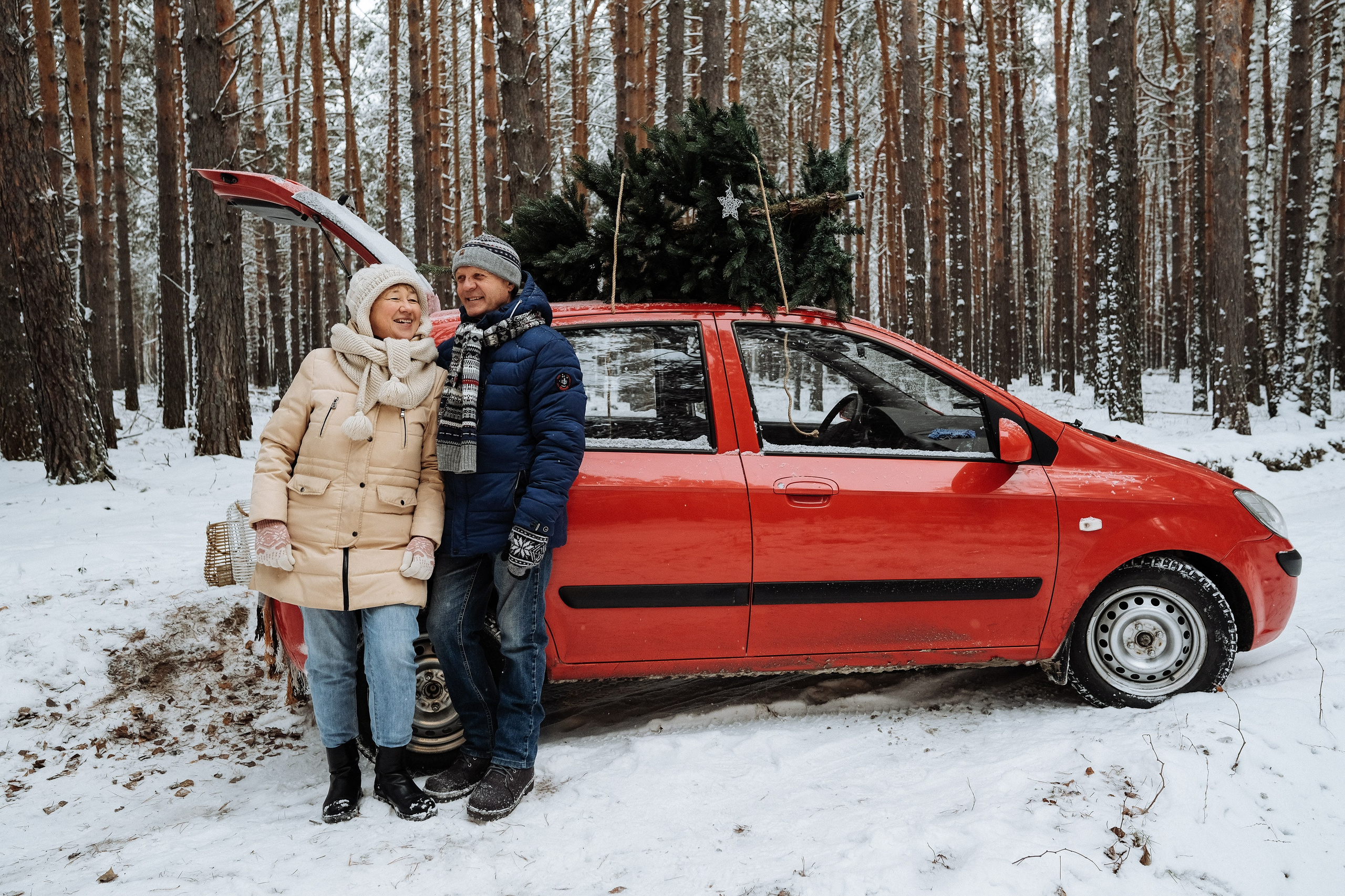 Лесная зимняя фотосессия семьи. Съемка на камеру. фотограф