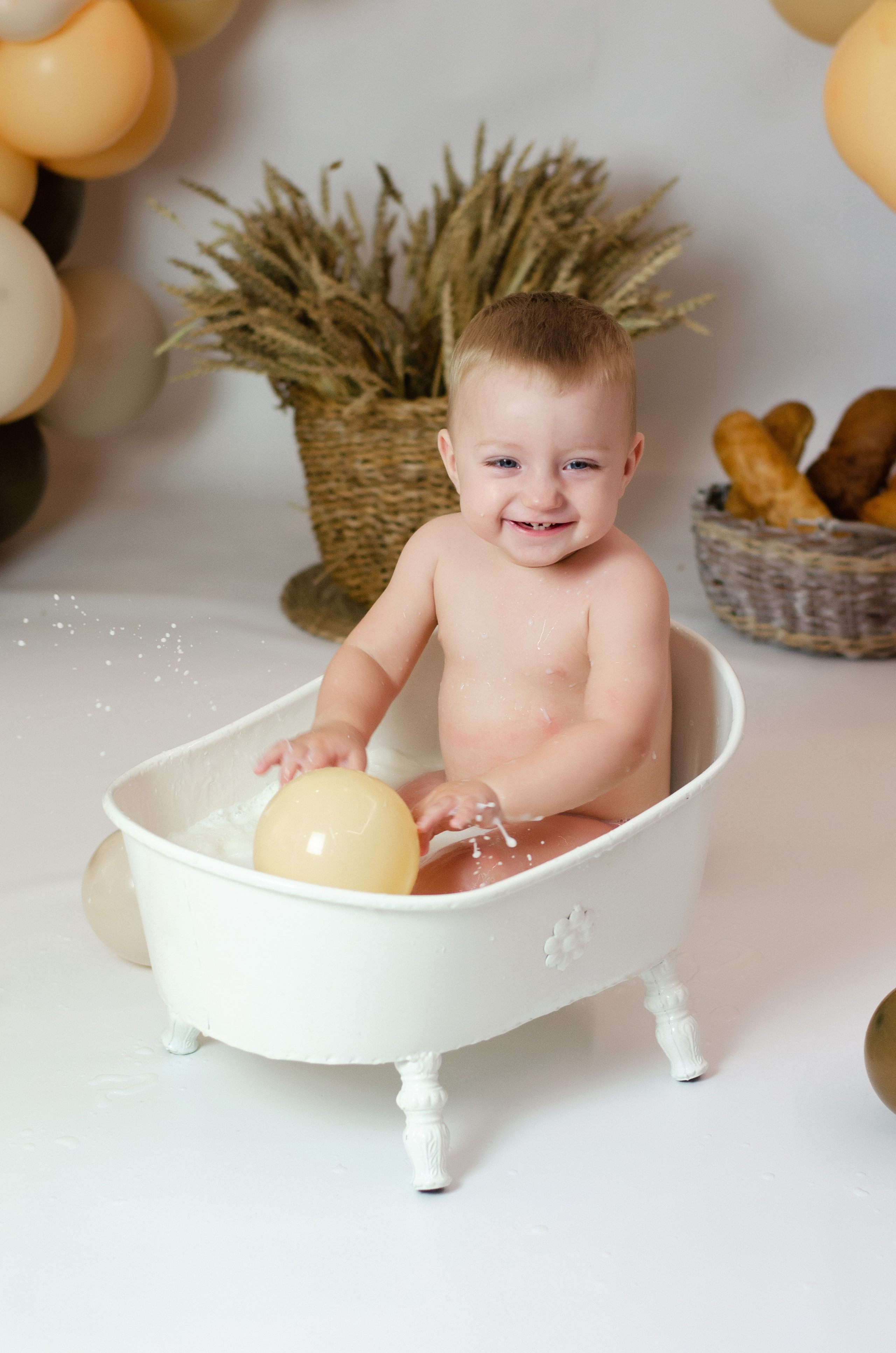 Молочная ванночка. Марина Колосова, детский фотограф и фотограф новорожденных в Красноярс