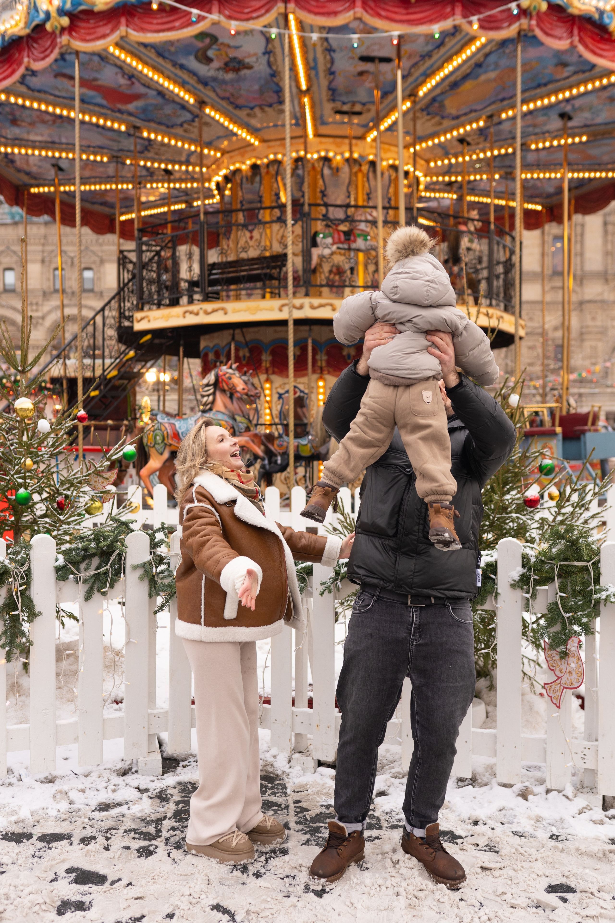 Павел, Егор и Наталия на ГУМ Ярмарке. Свадебный фотограф в Москве Анна Полушина