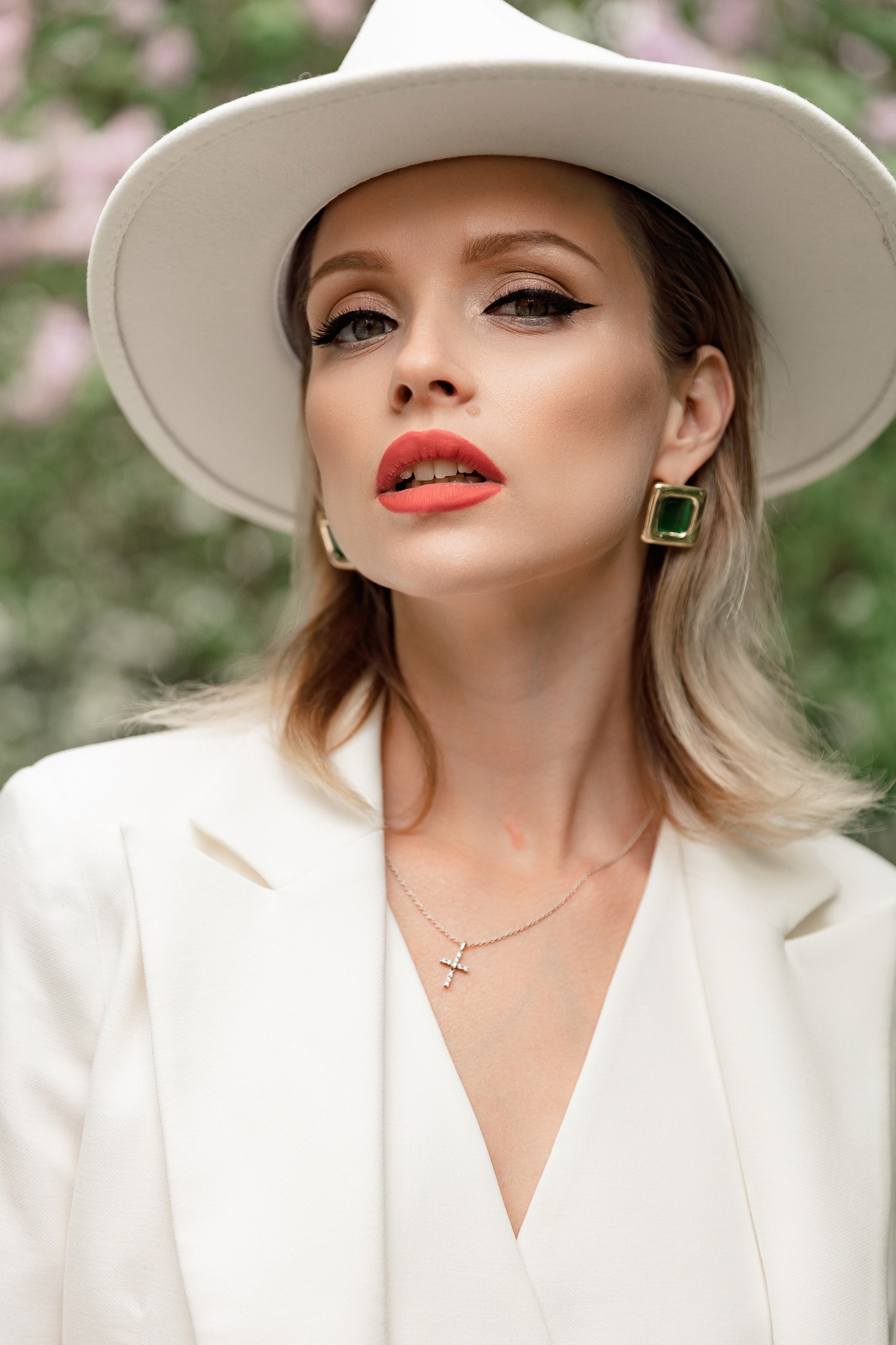 Портретная фотосессия Даши среди яблонь. Свадебный фотограф Москва