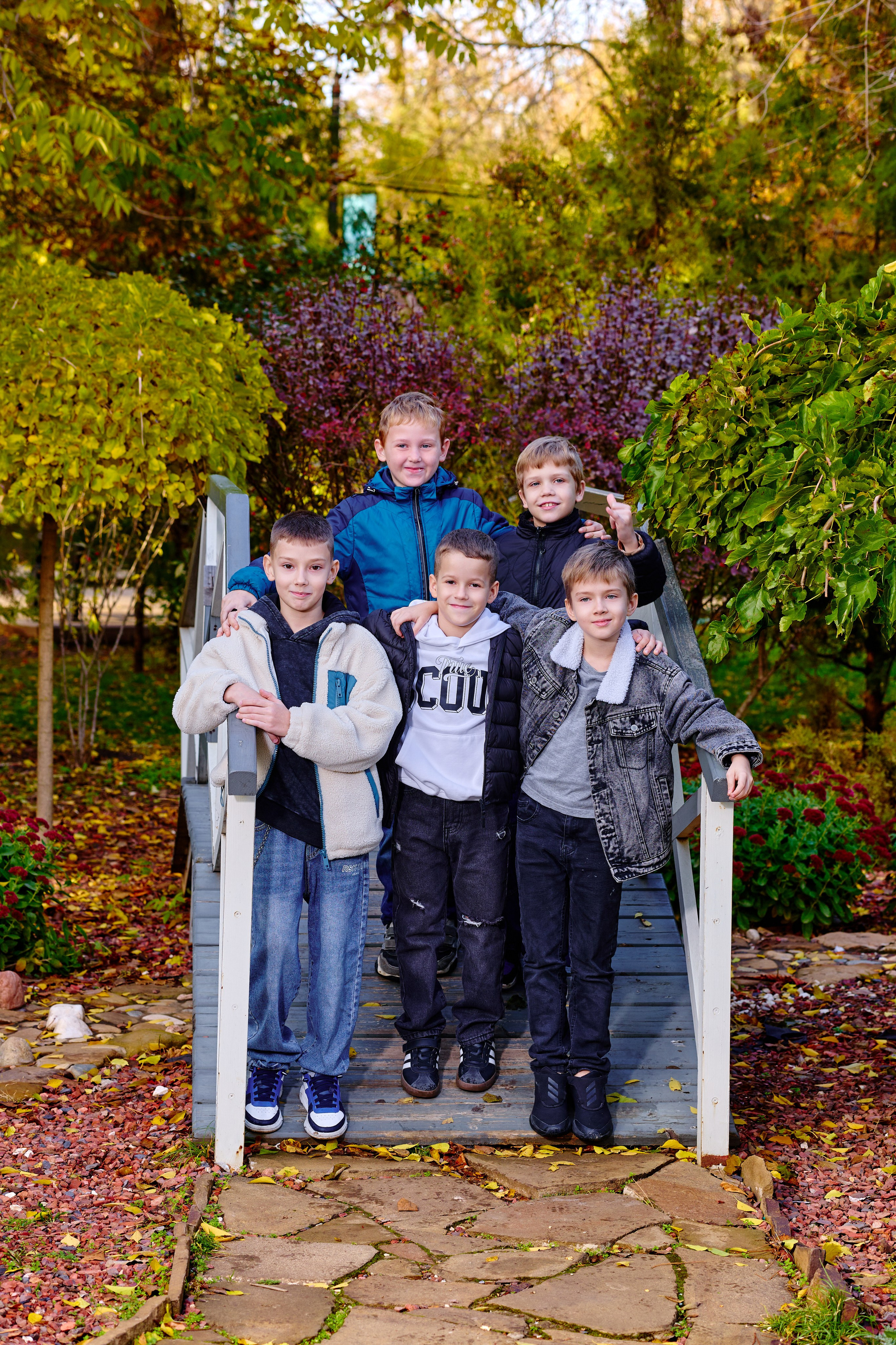 Прогулка в парке классом. Фотограф Выпускные альбомы Таганрог Сергей Коробченко