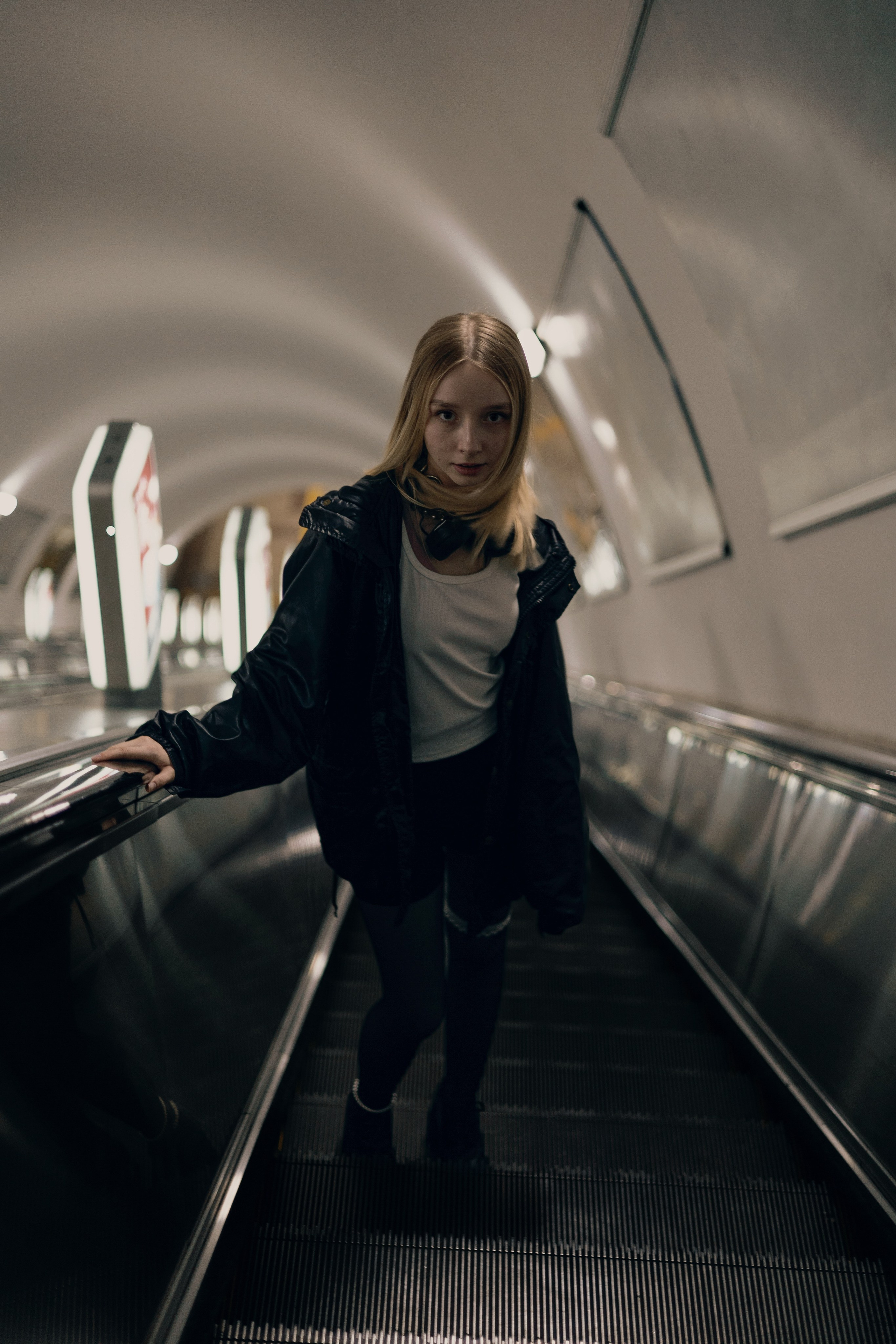 Урбан-фотосессия — девушка спускается по эскалатору в метро
