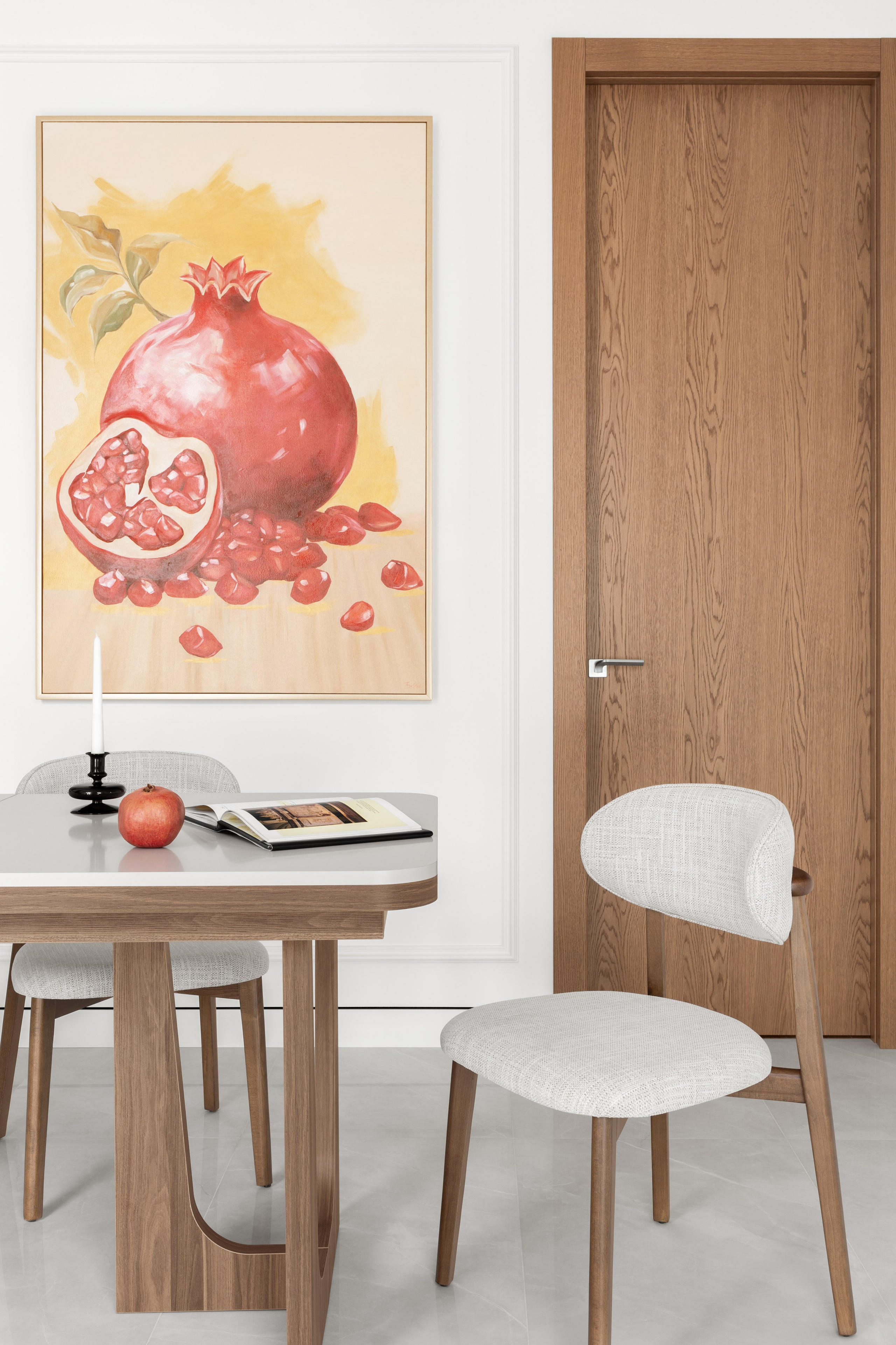 Светлая кухонная зона в современной квартире, интерьерная фотосъёмка со стилизацией, искусство в квартире