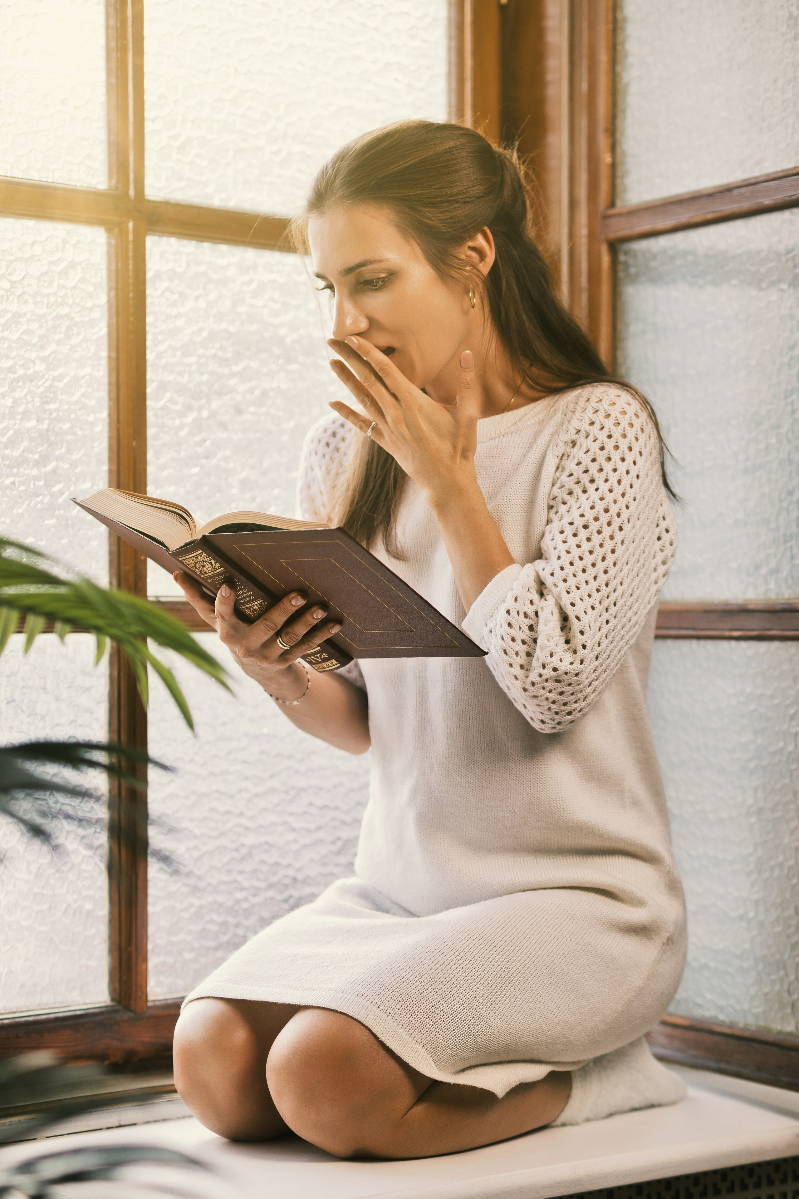 У окна. Фотограф Денис Кривопусков