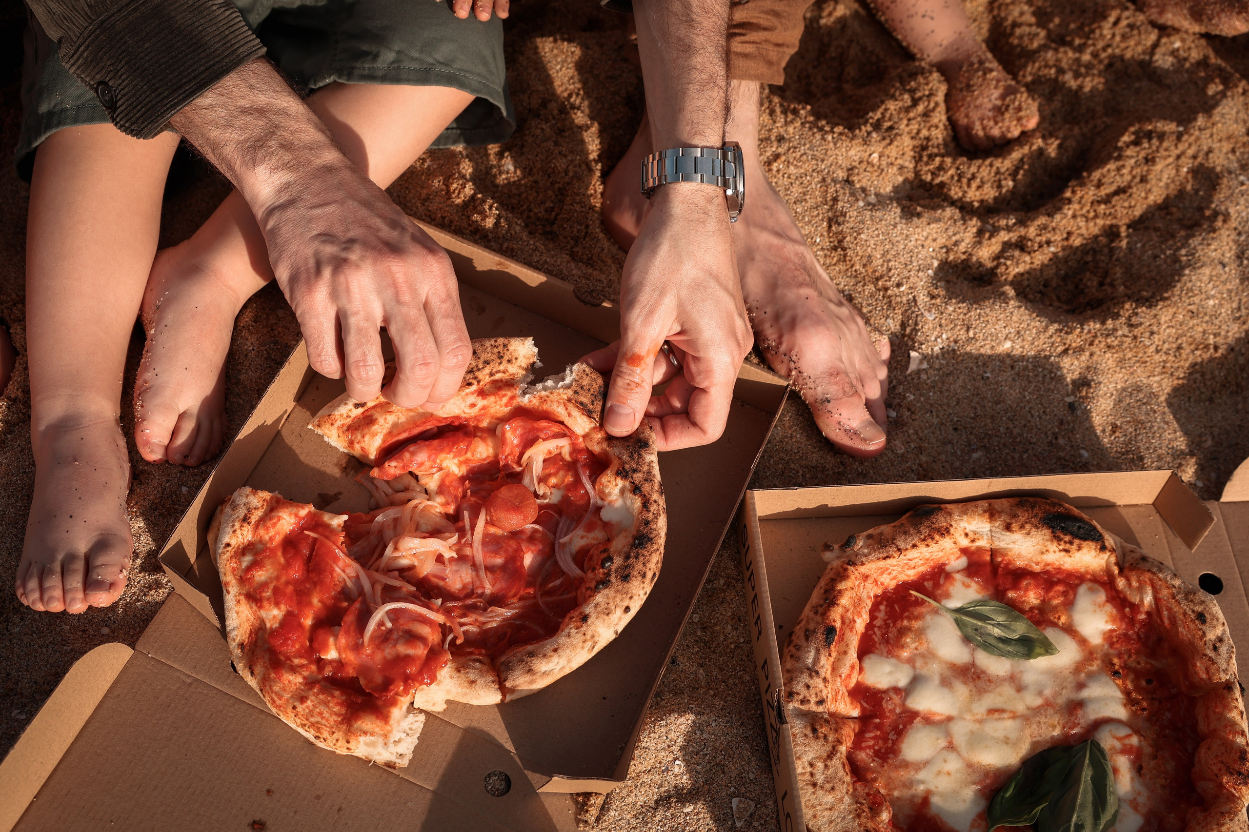 Family pizza at the sea. Natalia Zhuravleva|family, newborn, maternity photographer in Barcelona