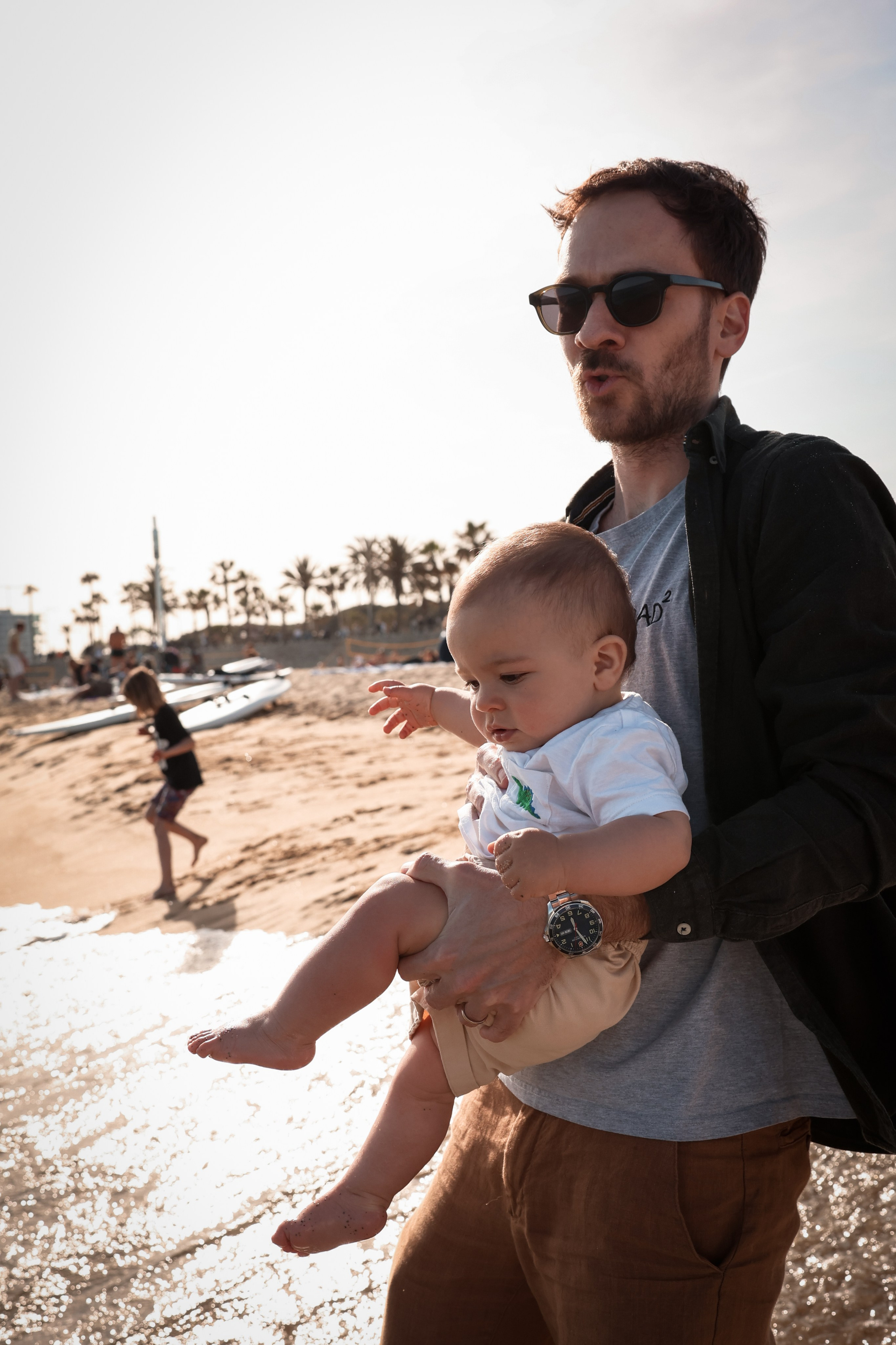 Family pizza at the sea. Natalia Zhuravleva|family, newborn, maternity photographer in Barcelona