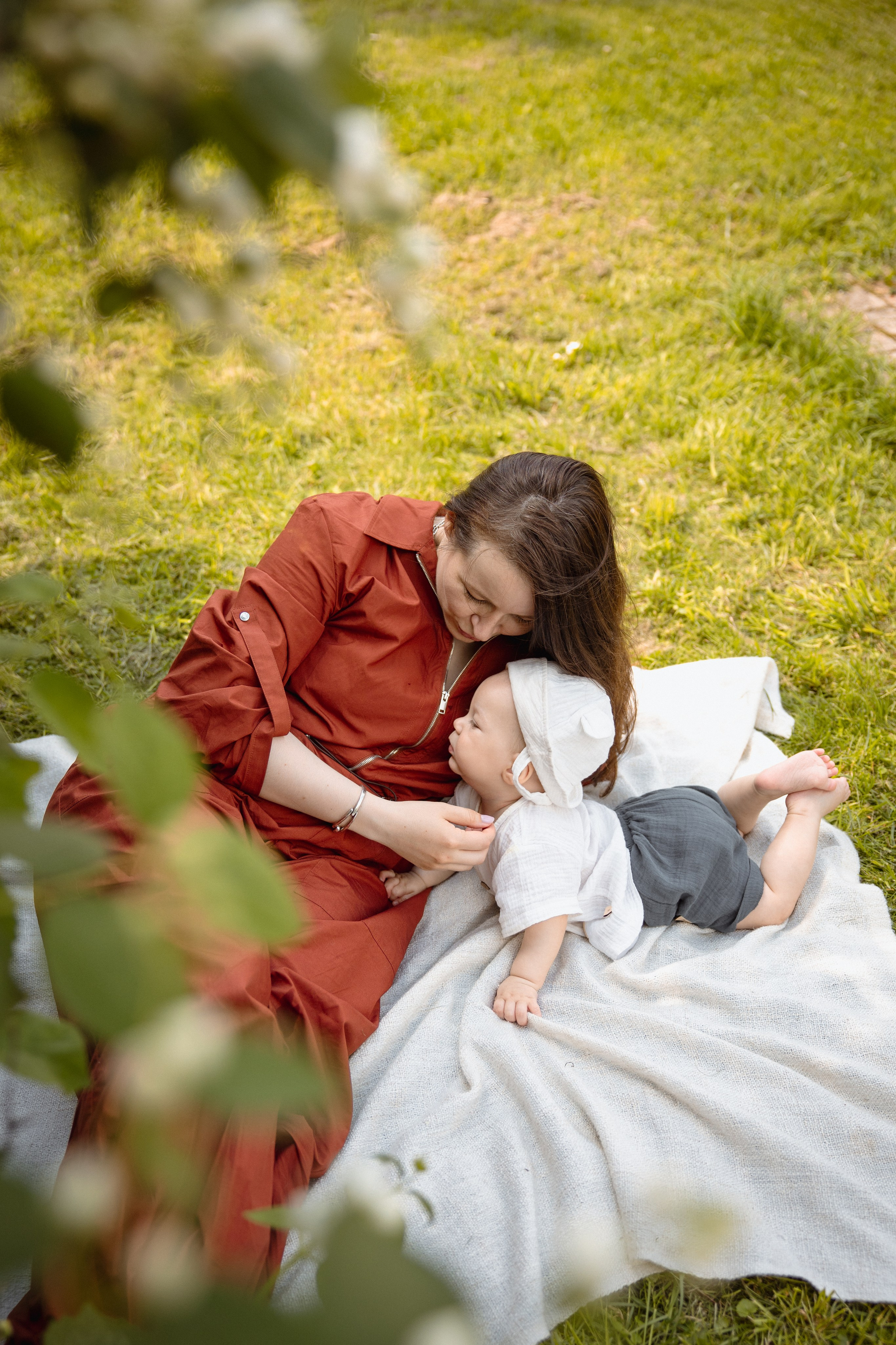 Настя с сыном у Alma-Mater. Ваш семейный newborn и lifestyle фотограф в СПБ Наталья Журавлева