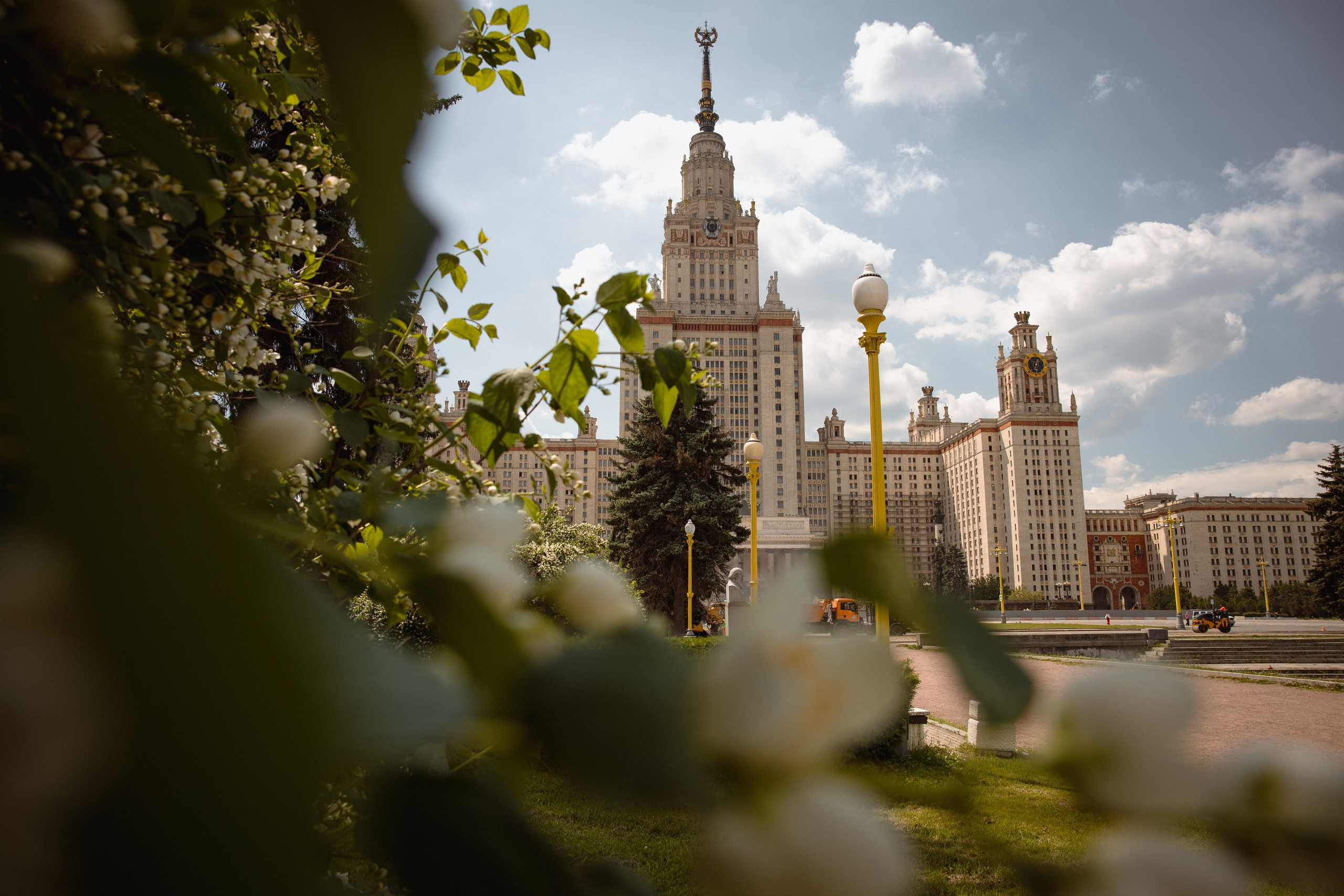 Настя с сыном у Alma-Mater. Ваш семейный newborn и lifestyle фотограф в СПБ Наталья Журавлева
