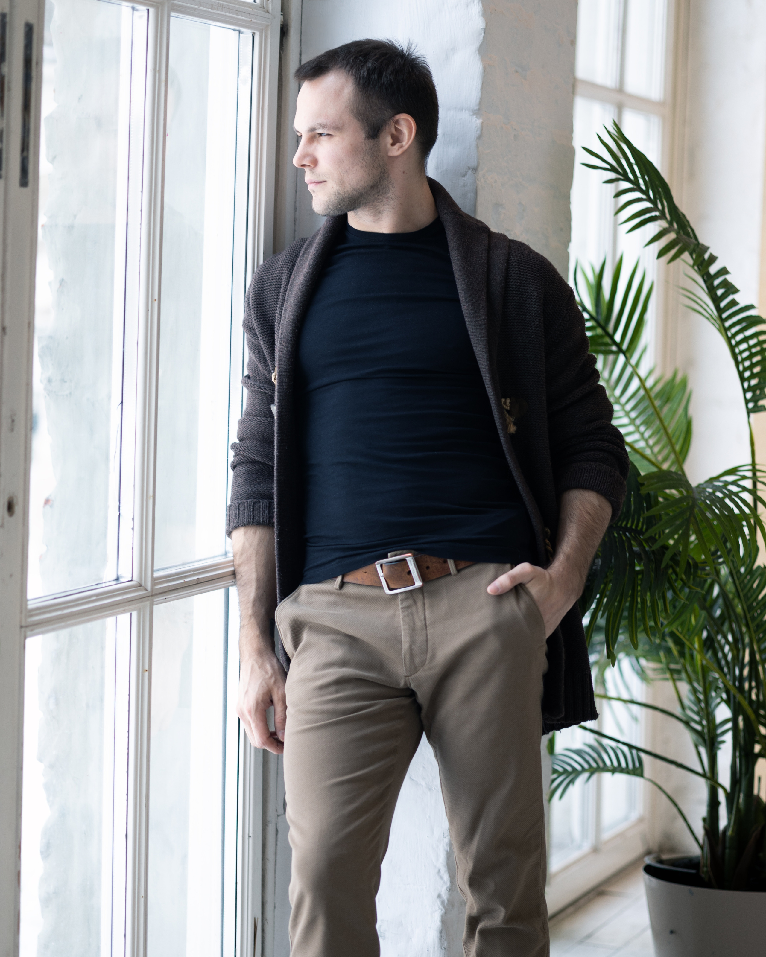 Мужчина у окна. 