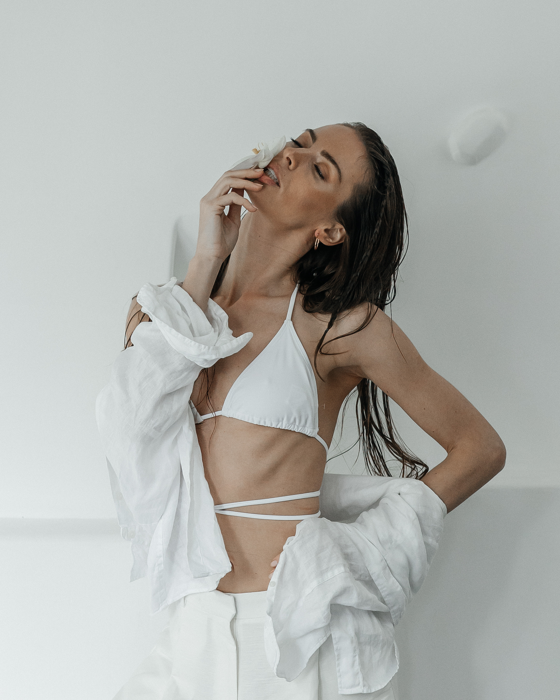 белый купальник