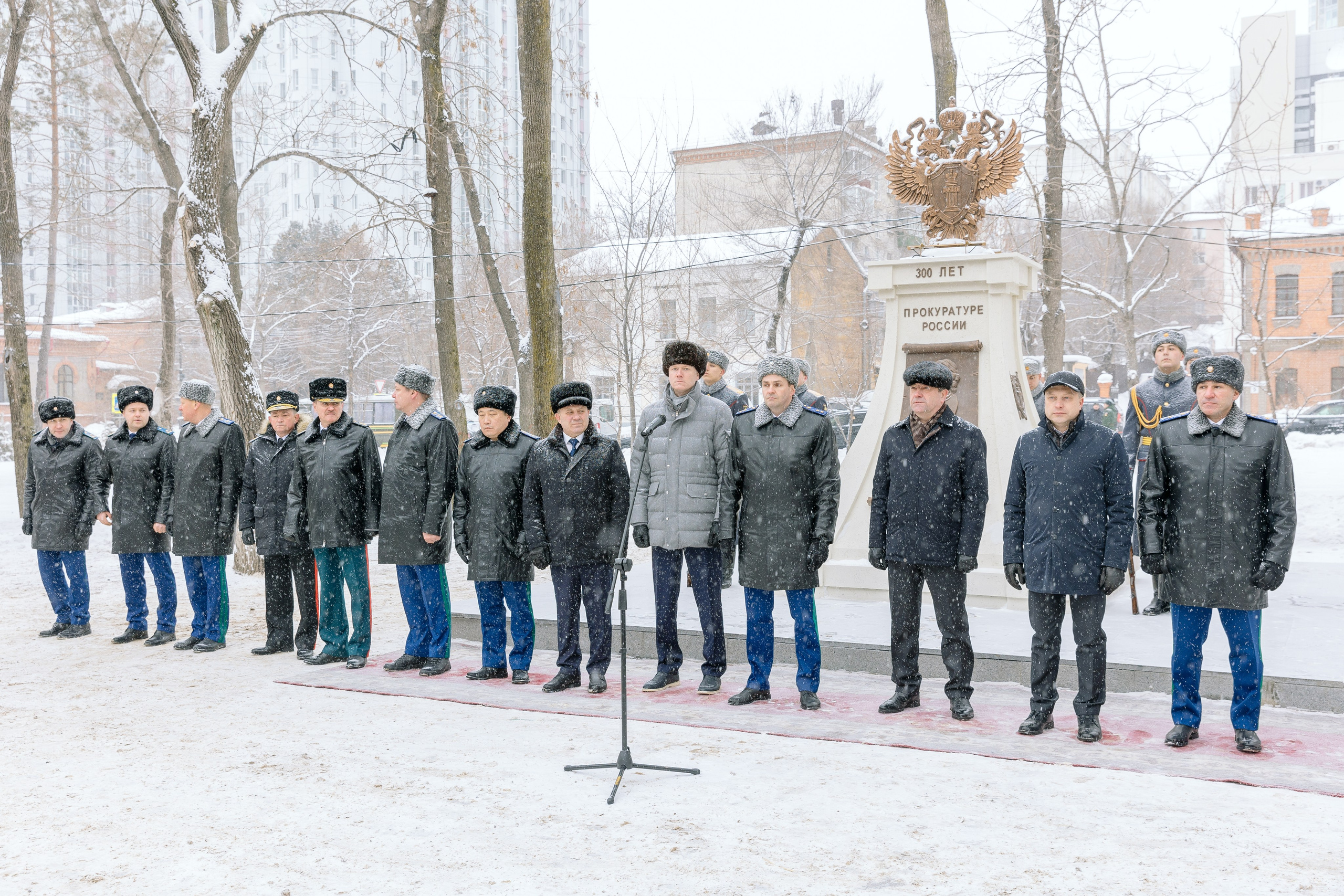 Общий план церемонии открытия памятника зимой — событийный репортаж, фотограф Санкт-Петербург
