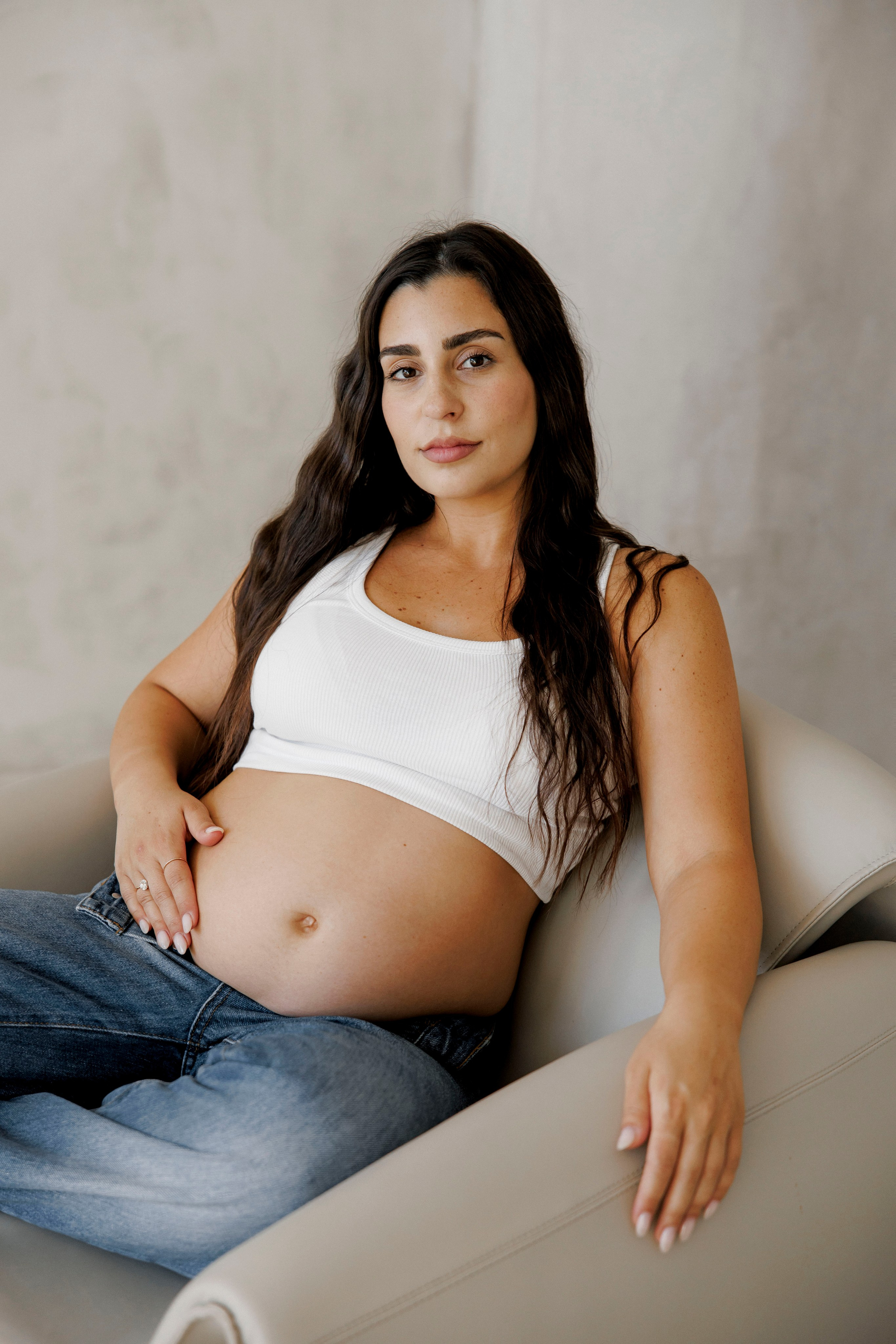 Pregnancy photoshoot inside the Grey Studio. Главная