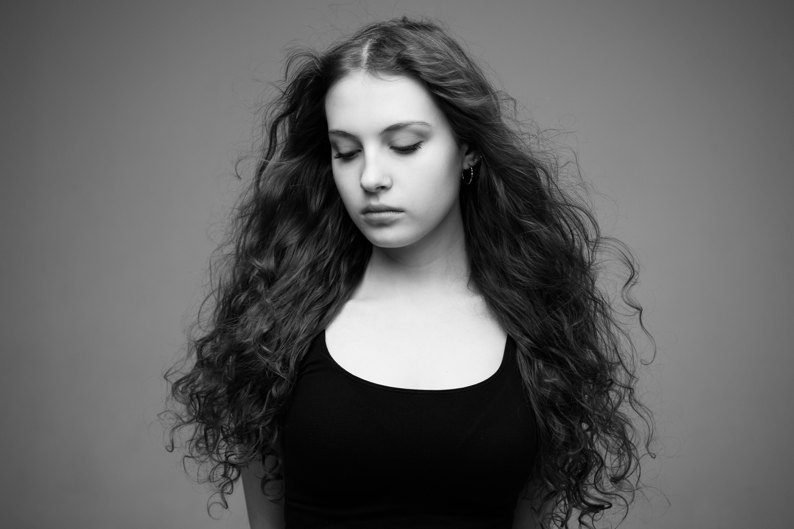 Профессиональный фотограф в СПб. Фотосессия в фотостудии Санкт-Петербурга. Идеи позирования на фото. Локации где фотографироваться в Питере. Лаконичная минималистичная портретная съемка. Искренние живые фотографии