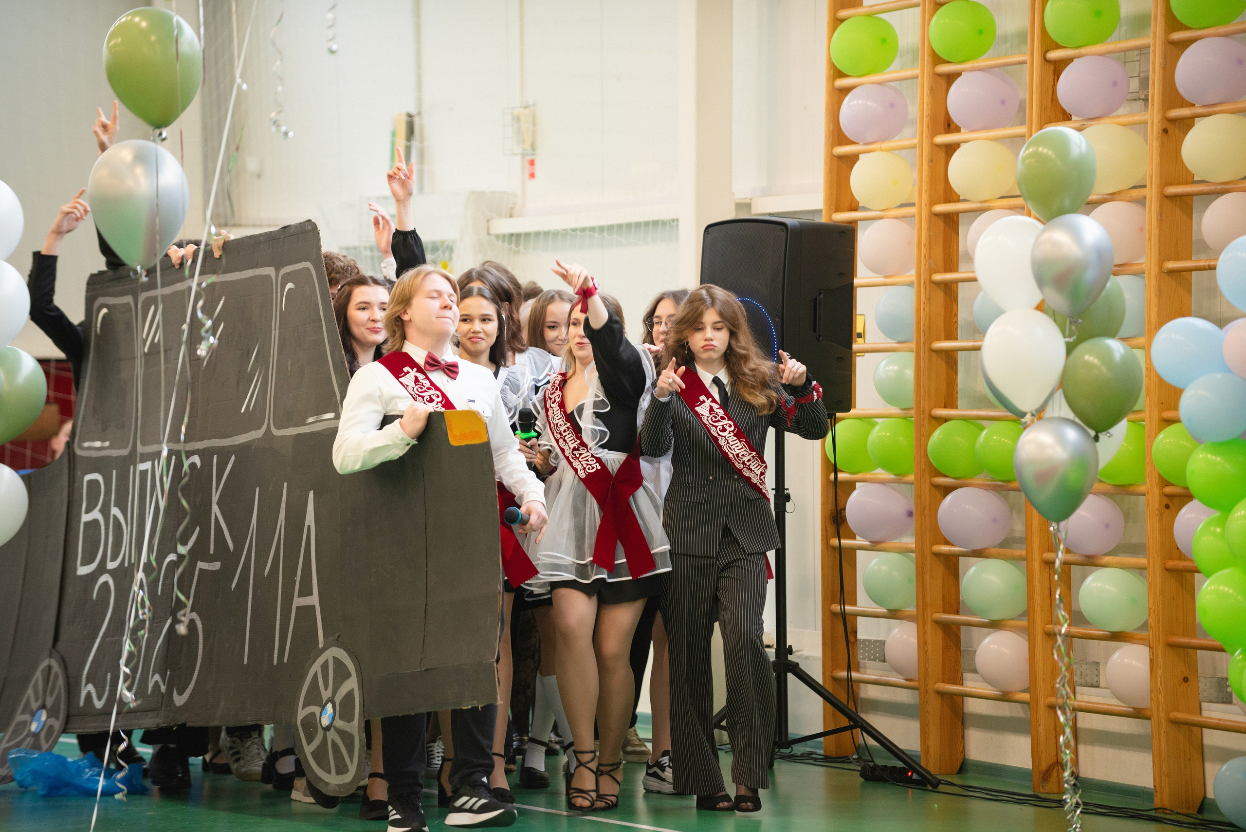 Съёмка выпускного в школе для 11 класса в Сургуте от профессионального школьного фотографа