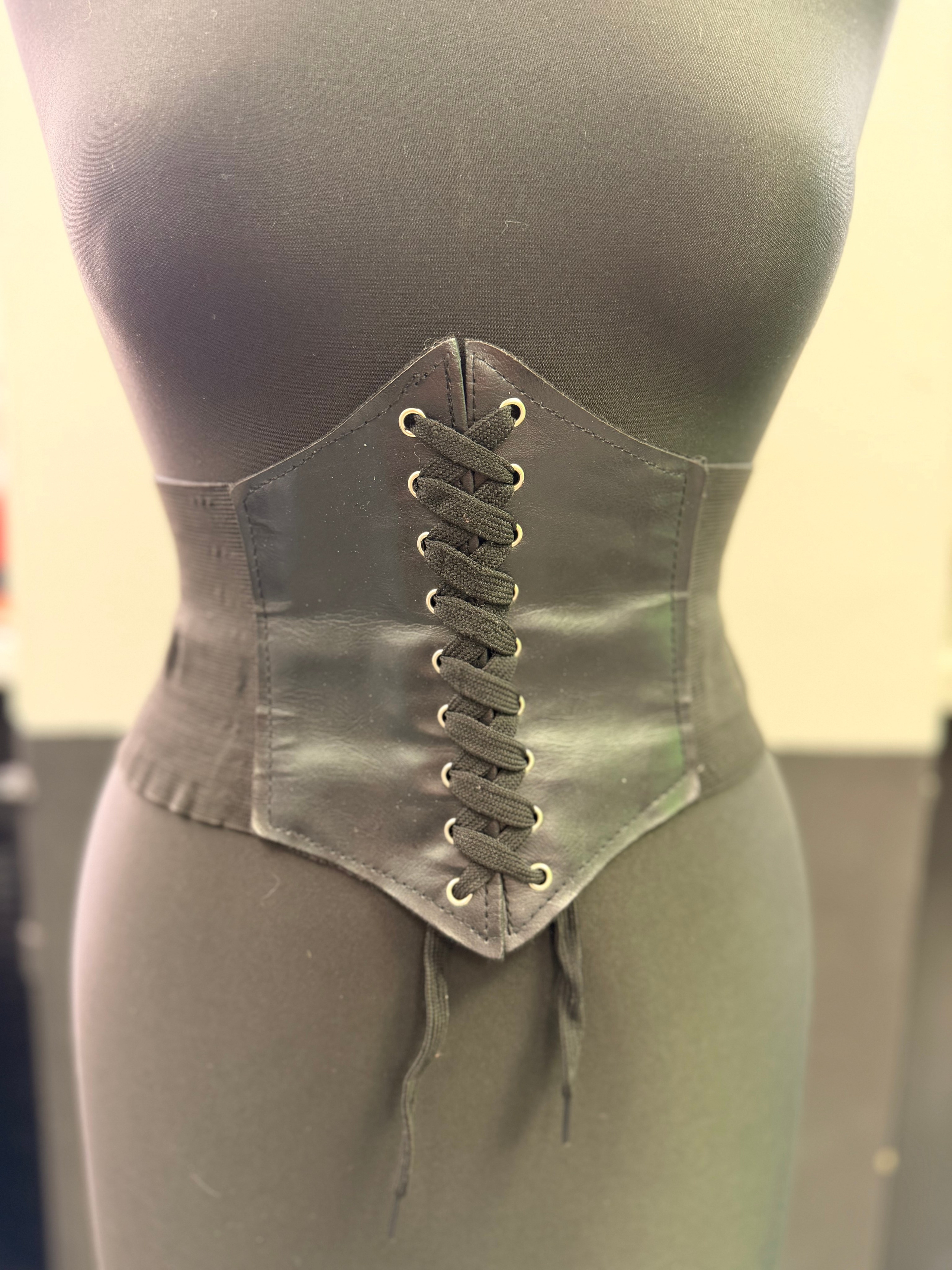 Корсеты в аренду. Аренда костюмов, платьев и реквизита для фотосессий на Камчатке