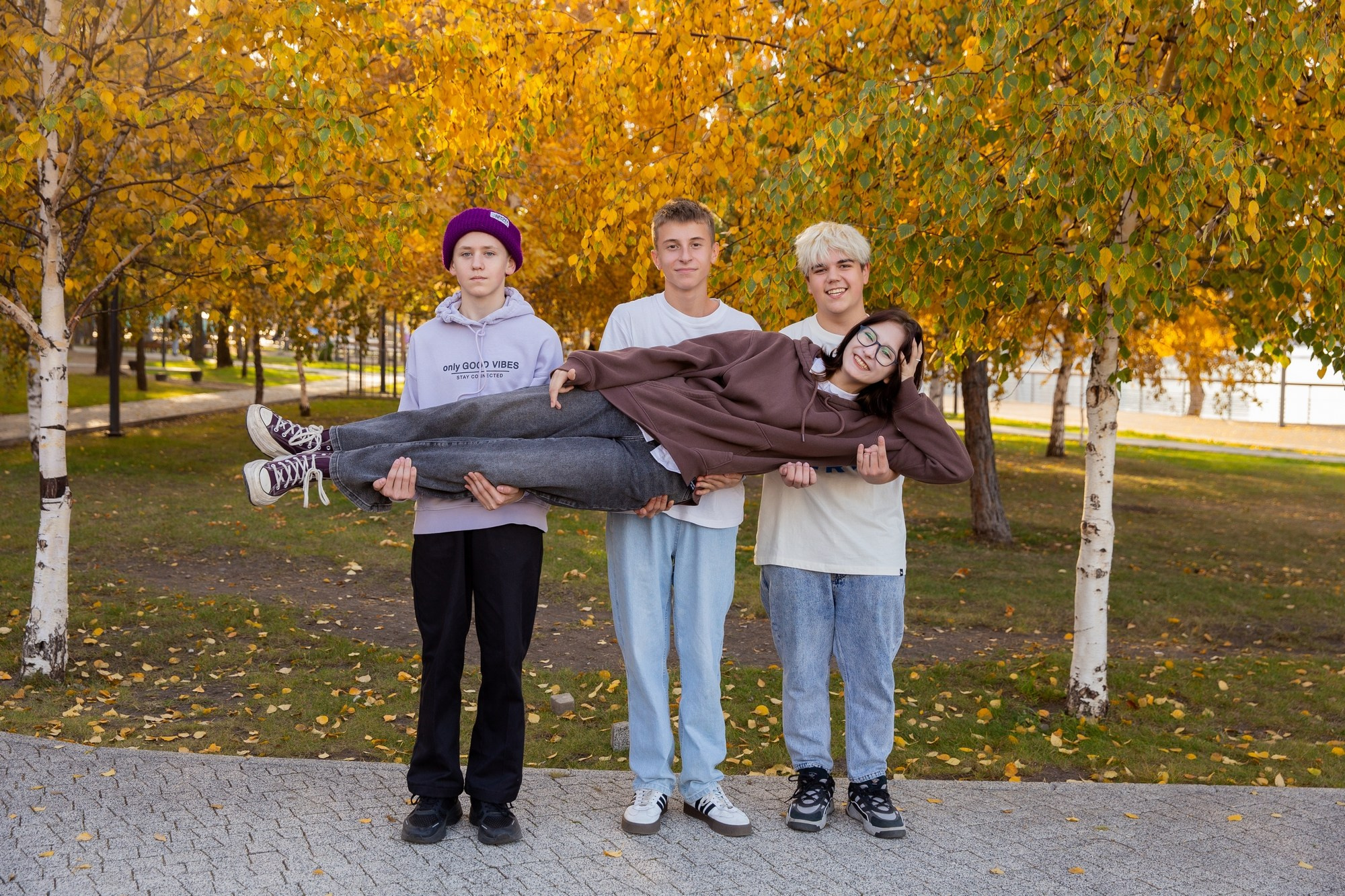 Осенняя фотосессия на Ярыгинской набережной. 9 лицей 9а. СИГМА | Студия выпускных альбомов Красноярск