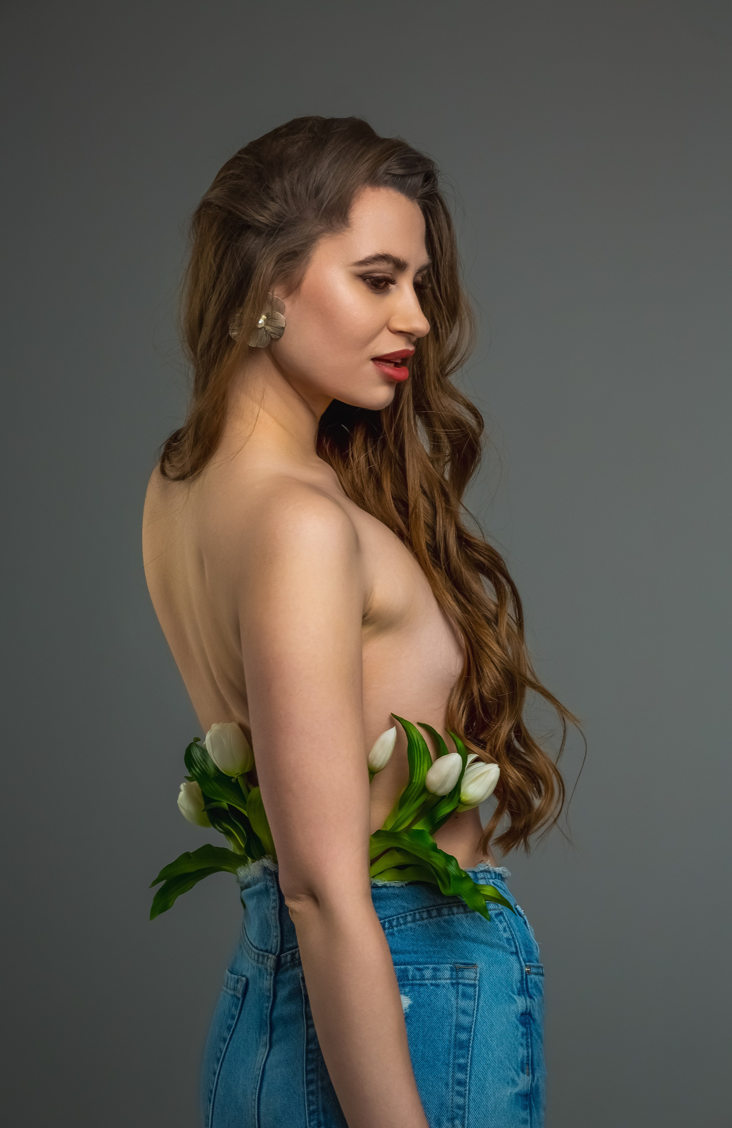 Синие джинсы — белые тюльпаны. Вера Соколова фотограф Воронеж