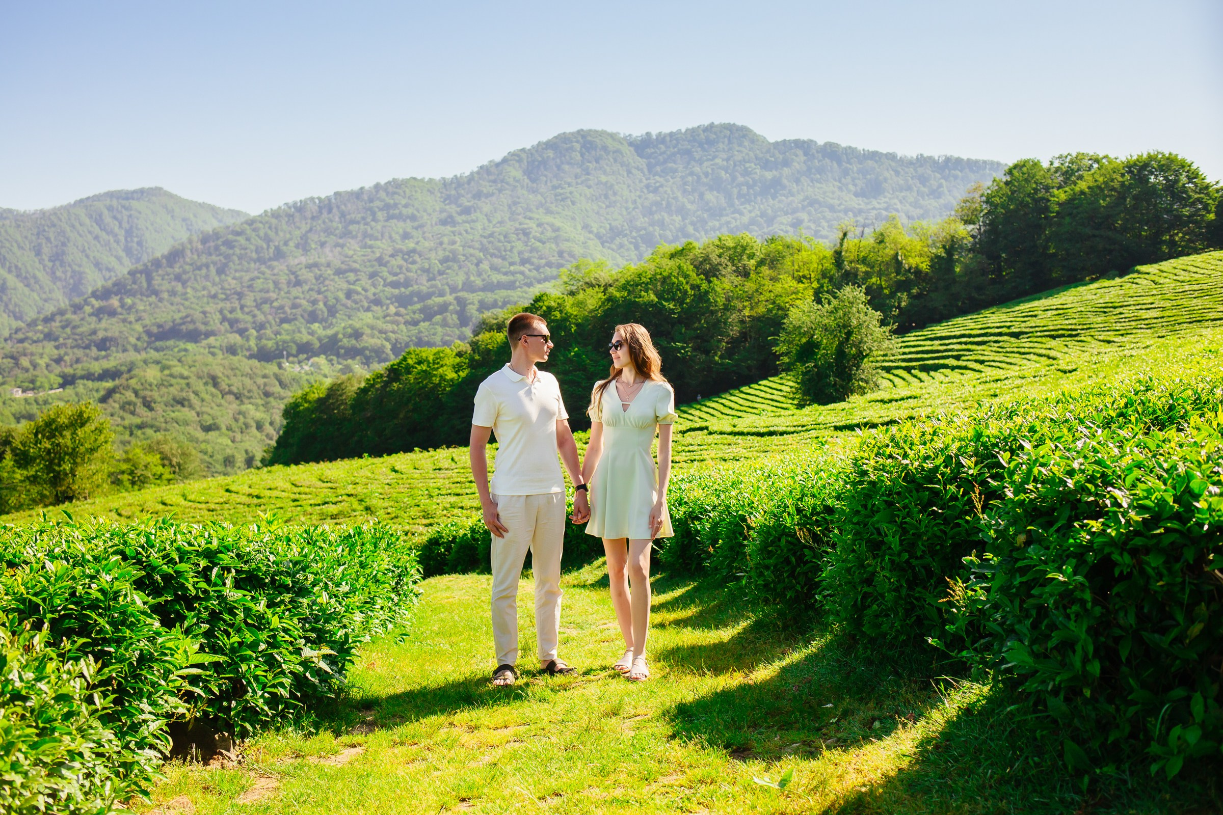 Лавстори фотосессия на чайных плантациях. Фотограф Сочи Адлер. Солькаева Анастасия