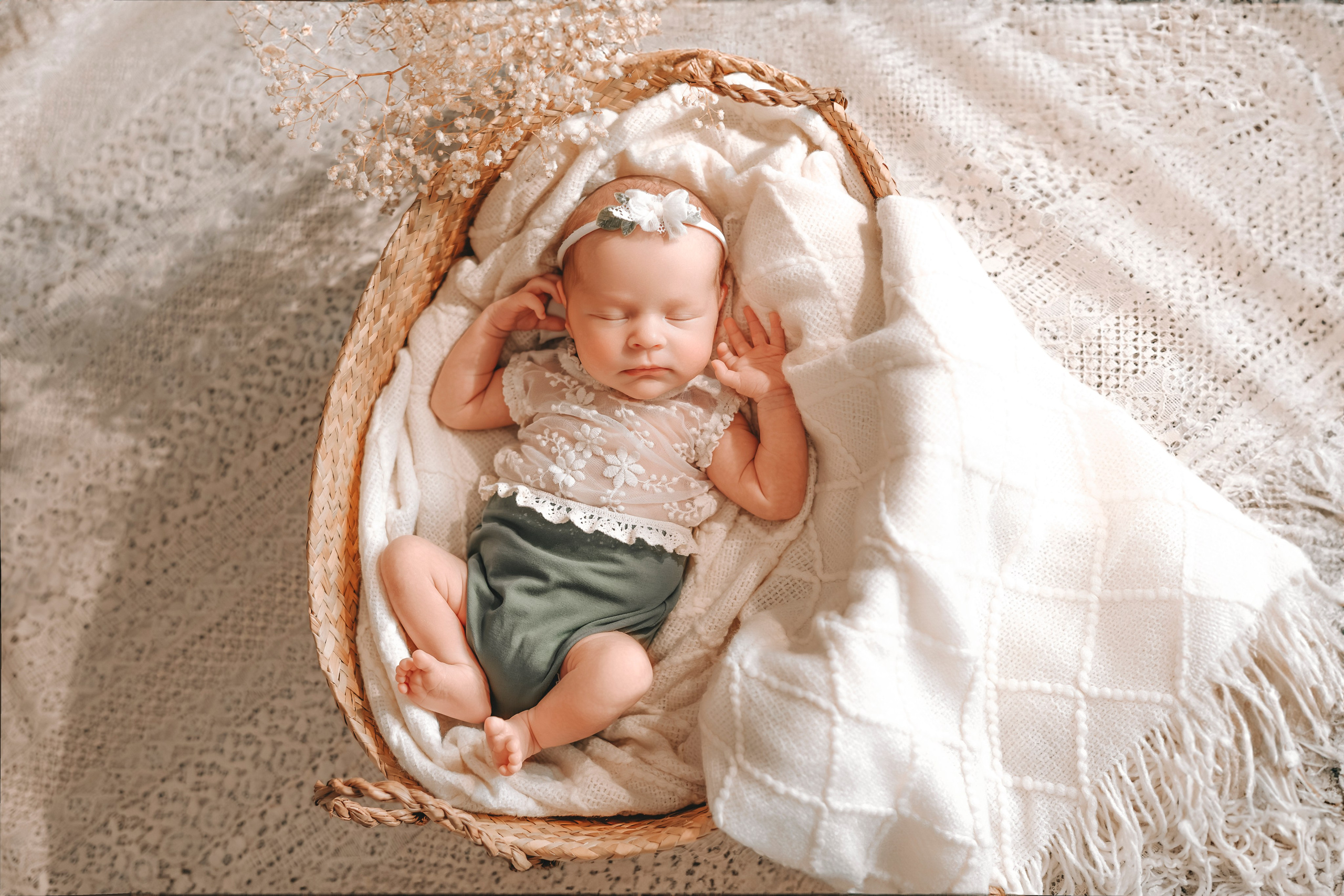 Фотография новорожденного с венком из сухих трав