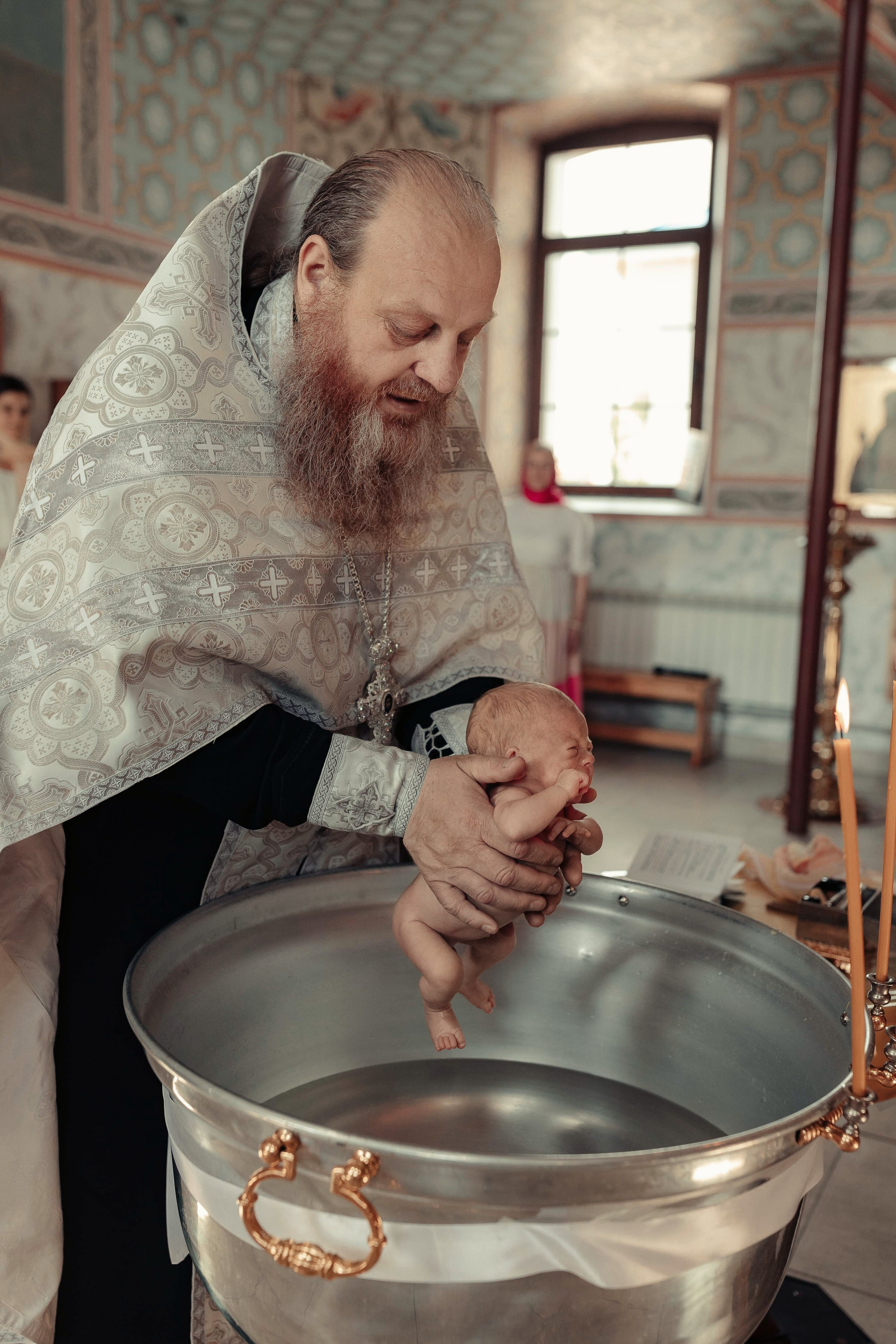 Фото съемка таинства крещения в храме Нижнего Новгорода. Алексей Шаров — свадебный и репортажный фотограф в Нижнем Новгороде