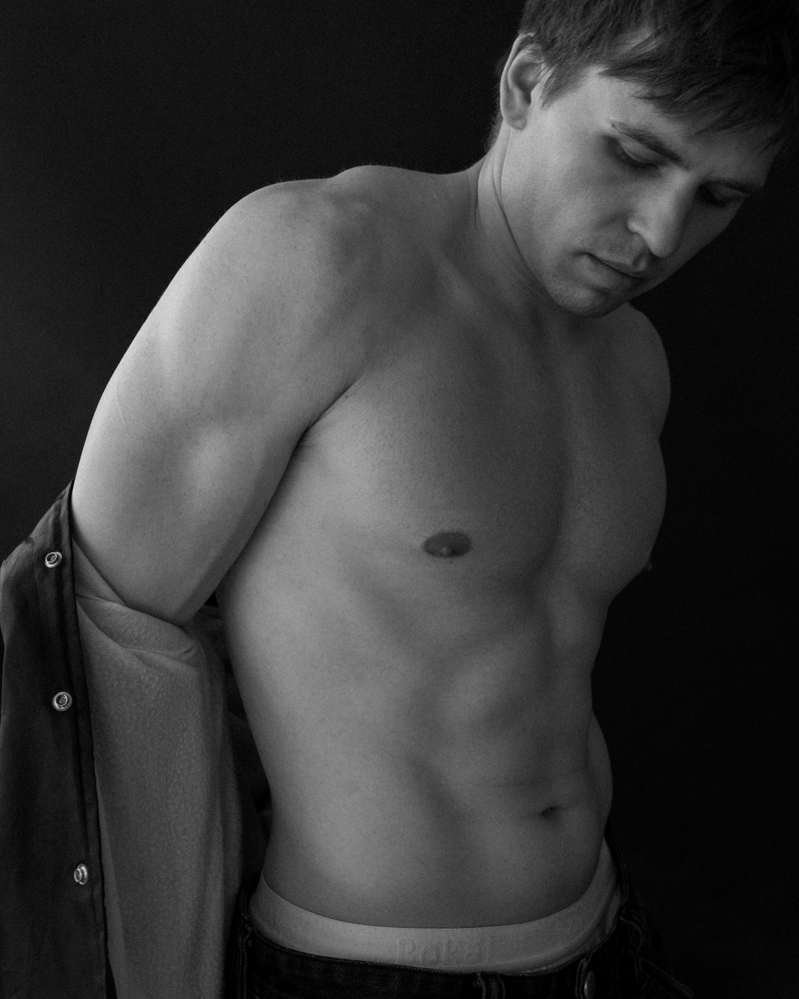 Мужской портрет в студии. Фотограф Елизавета Потешкина